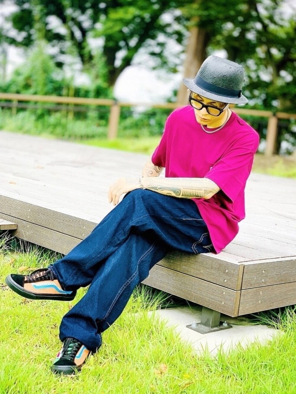「Levi's、リーバイス、ワイドデニム、デニムパンツ、シルバーアクセサリー、LHME、LION HEART(LION HEART)、スニーカー、VANS、ポケットＴシャツ」｜「Levi'sの【先行予約】LEVI'S(R) TYPE1 STAY LOOSE DENIM JADE SEA（デニムパンツ、ブルー系）」を使った、TETUさん（メンズ・174cm）の秋コーディネートの1枚目の写真