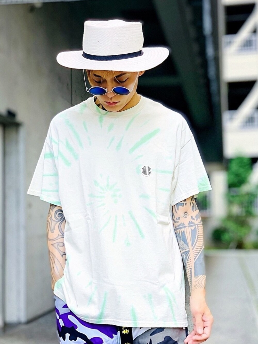 「ホワイト、ハット、Tシャツ、VALLIS by FACTOTUM、タイダイ柄、タイダイT、ストリート、パステルカラー、ネオンカラー、ビッグシルエット」｜「VALLIS by FACTOTUMの【VALLIS by FACTOTUM】《別注》スポットタイダイ サークルロゴ ワッペン刺繍 ワンポイント クルーネック Tシャツ（Tシャツ/カットソー、グリーン系）」を使った、TETUさん（メンズ・174cm）の秋コーディネートの1枚目の写真