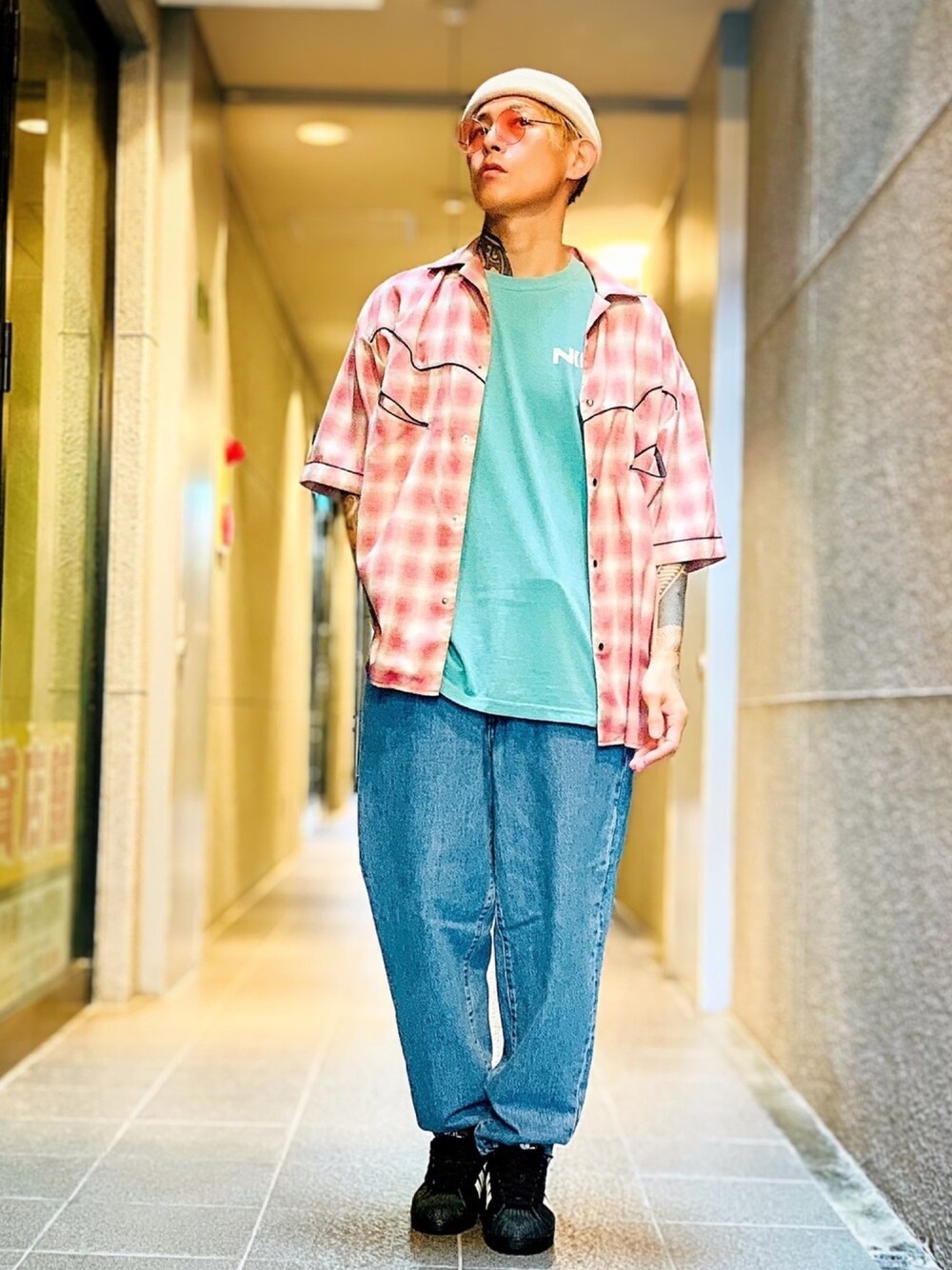 「チェックシャツ、ウエスタンシャツ、NUMBER (N)INE、デニムパンツ、デニム、Levi's、スニーカー、adidas、ワイドデニム、ストリート」｜「NUMBER (N)INEの【NUMBER (N)INE】《別注》スモーキーオンブレーチェック ビッグシルエット ウエスタンオープンカラーシャツ（シャツ/ブラウス、レッド系）」を使った、TETUさん（メンズ・174cm）の秋コーディネートの1枚目の写真