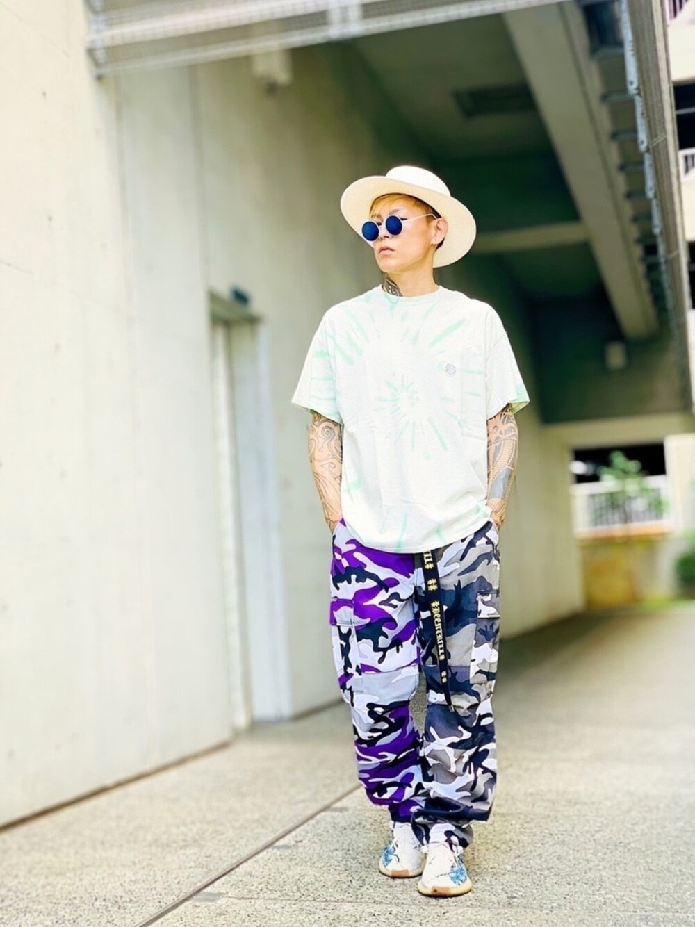 「VALLIS by FACTOTUM、タイダイ柄、ROTHCO、迷彩、カモフラ、ハット、yeezy、ストリート、CASPER JOHN AIVER、ネオンカラー」｜「ROTHCOのROTHCO　2トーンカモBDUカーゴパンツ（カーゴパンツ、パープル系）」を使った、TETUさん（メンズ・174cm）の秋コーディネートの1枚目の写真