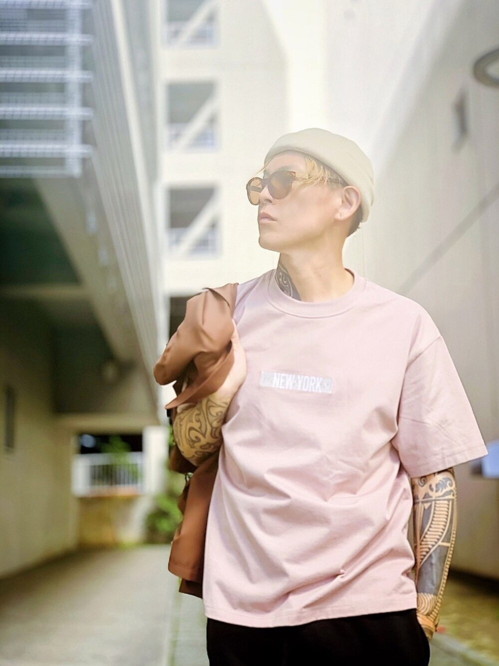 「秋のコーデ、ロールキャップ、サングラス、NUMBER (N)INE、Tシャツ、ピンク、ベージュ、ブラウン」｜「NUMBER (N)INEの【NUMBER (N)INE】《別注》NEW YORKプリント ボックスロゴ刺繍 ビッグTシャツ（Tシャツ/カットソー、ピンク系）」を使った、TETUさん（メンズ・174cm）の秋コーディネートの1枚目の写真