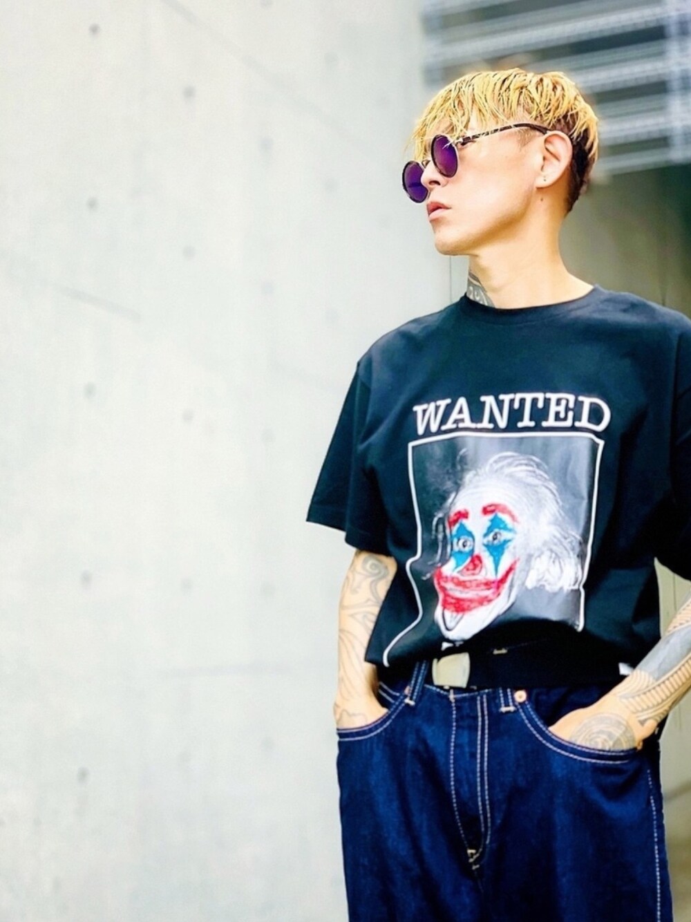 「Levi's、リーバイス、ワイドデニム、デニムパンツ、タックイン、Tシャツ、サングラス、bias、デニム、type1  」｜「BIASの【BIAS】《WEB限定》ビッグシルエット ヘビーウェイト WANTED グラフィック クルーネック Tシャツ（Tシャツ/カットソー、ブラック系）」を使った、TETUさん（メンズ・174cm）の秋コーディネートの1枚目の写真