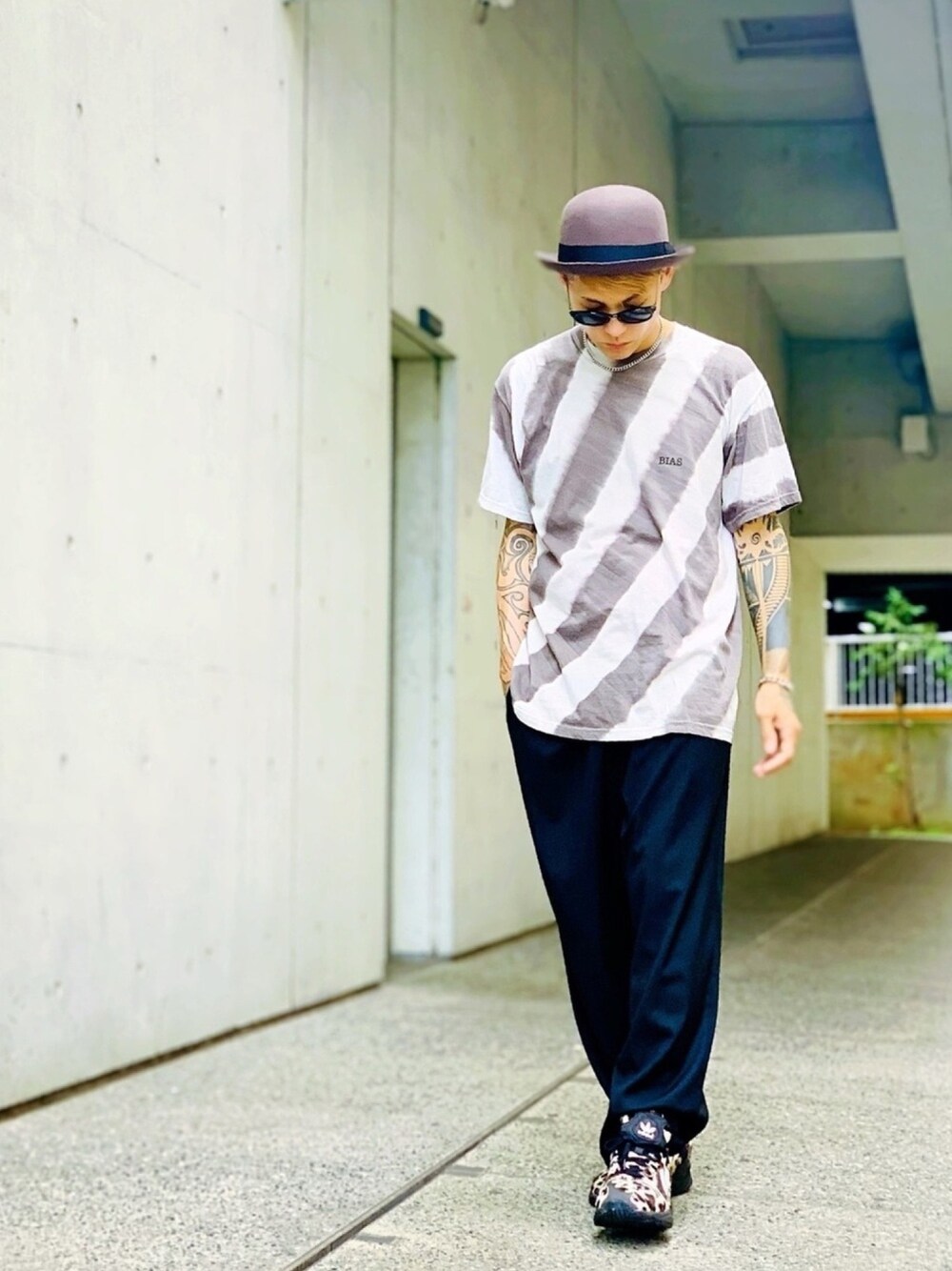 「ストリート、タイダイ柄、bias、ワイドパンツ、スニーカー、adidas、ボーラーハット、ボーダートップス、シルバーアクセサリー、LHME」｜「BIASの【BIAS】《WEB限定》バイアスボーダー タイダイ染め グラフィックシリーズ クルーネック Tシャツ（Tシャツ/カットソー、グレー系）」を使った、TETUさん（メンズ・174cm）の秋コーディネートの1枚目の写真