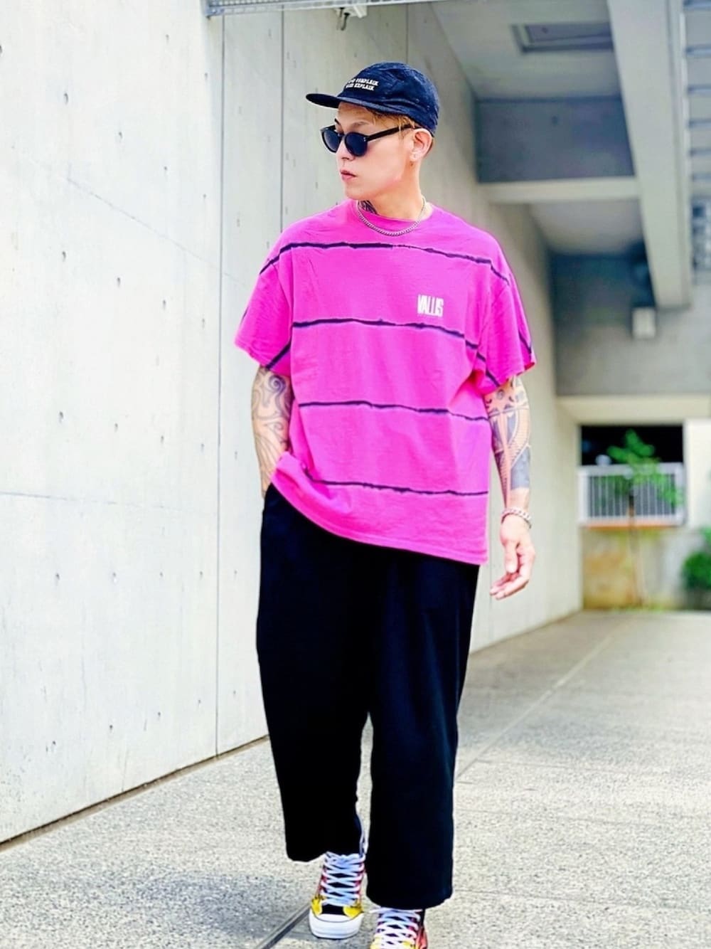 「ワイドパンツ、スニーカー、コンバース、タイダイ柄、VALLIS by FACTOTUM、シルバーアクセサリー、ネックレス、ブレスレット、LHME、ストリート」｜「VALLIS by FACTOTUMの【VALLIS by FACTOTUM】《別注》シャープボーダータイダイ ワンポイントロゴプリント クルーネックTシャツ（Tシャツ/カットソー、ピンク系）」を使った、TETUさん（メンズ・174cm）の秋コーディネートの1枚目の写真