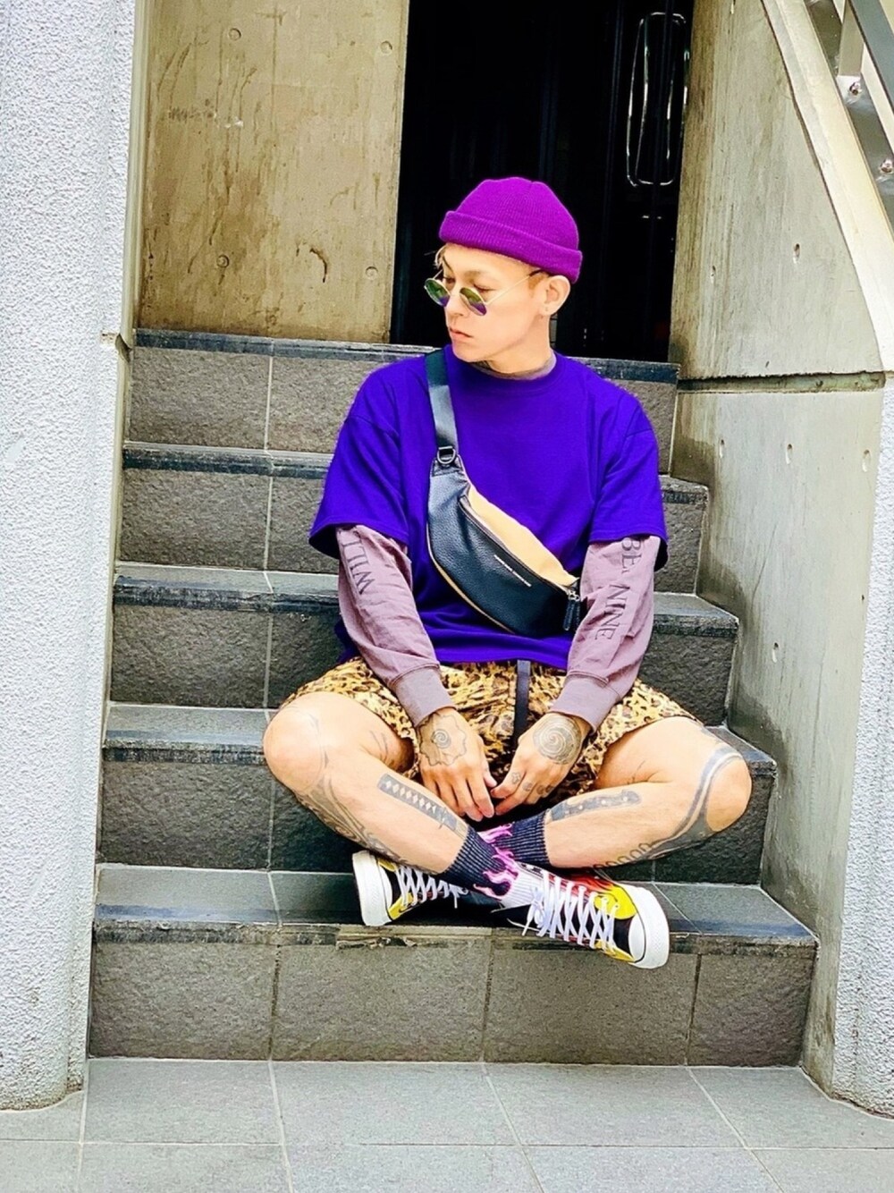 「ハーフパンツ、ひょう柄、レイヤードスタイル、ロンT、ウエストポーチ、NUMBER (N)INE、ニット帽、スニーカー、コンバース、ストリート」｜「NUMBER (N)INEの【NUMBER (N)INE】《別注》ビッグシルエット CUT UP グラフィック ロングスリーブ プリント クルーネック Tシャツ（Tシャツ/カットソー、グレー系）」を使った、TETUさん（メンズ・174cm）の夏コーディネートの1枚目の写真