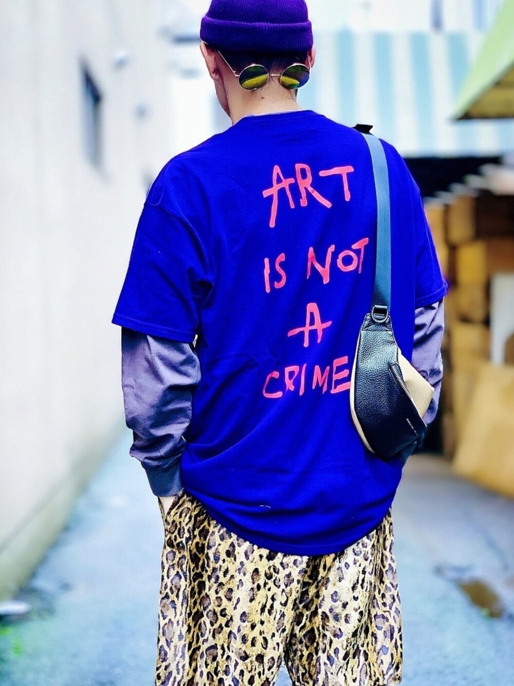 「バックプリント、バックスタイル、ニット帽、パープル、ロンT、ウエストポーチ、NUMBER (N)INE、AIVER、ひょう柄、レオパード」｜「AIVERのCASPER JOHN AIVER　ART IS NOT A CRIME ビッグTシャツ（Tシャツ/カットソー、パープル系）」を使った、TETUさん（メンズ・174cm）の秋コーディネートの1枚目の写真