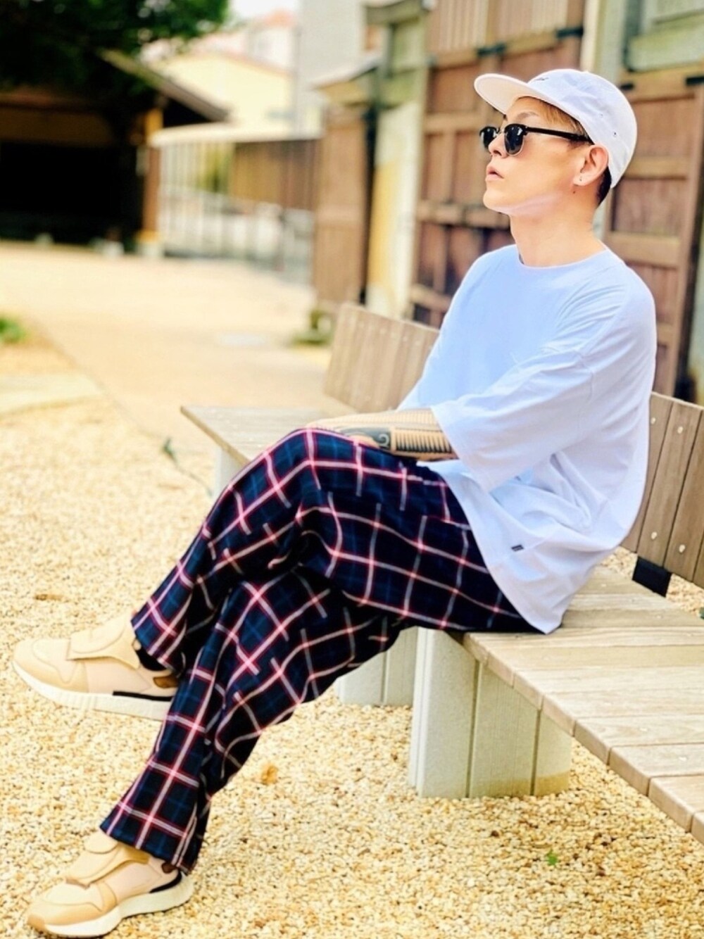 「チェックパンツ、ポケットＴシャツ、白Tシャツ、オーバーサイズ、ビッグシルエット、ジェットキャップ、スニーカー、adidas、シンプルコーデ、ラフ」｜「TOKYO DEPARTMENT STOREの【SHELTECH×SHO WATANABE】 初コラボレーションTシャツ 【ZOZOTOWN限定】機能素材×スペシャルアート 【ユニセックス】（Tシャツ/カットソー、ホワイト系）」を使った、TETUさん（メンズ・174cm）の夏コーディネートの1枚目の写真