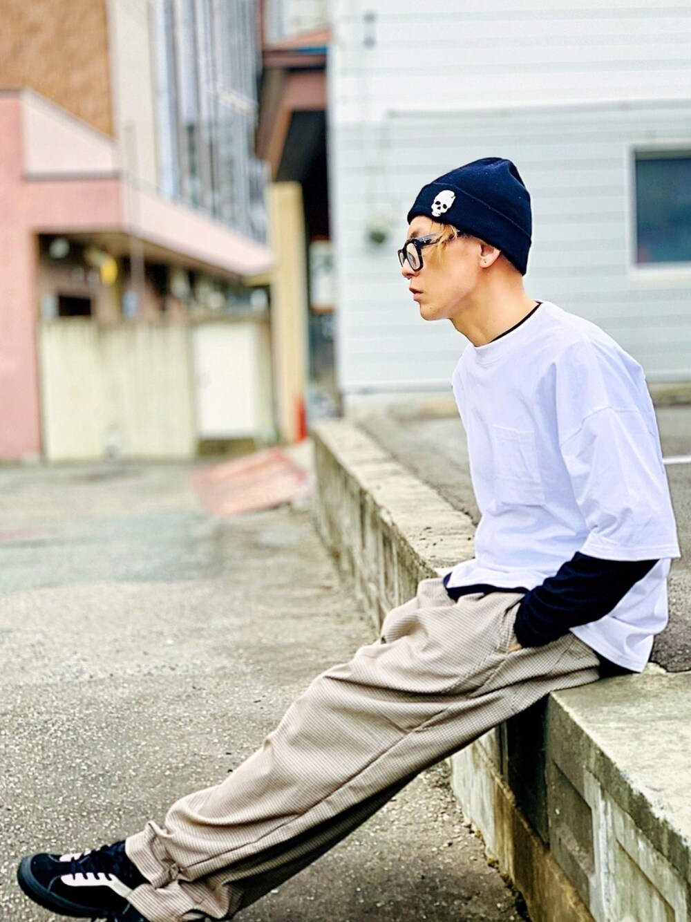 「レイヤードスタイル、ニット帽、オーバーサイズ、めがね、ストリート、ワイドパンツ、チェックパンツ、ブラウン、スニーカー、VANS」｜「TOKYO DEPARTMENT STOREの【SHELTECH×SHO WATANABE】 初コラボレーションTシャツ 【ZOZOTOWN限定】機能素材×スペシャルアート 【ユニセックス】（Tシャツ/カットソー、ホワイト系）」を使った、TETUさん（メンズ・174cm）の秋コーディネートの1枚目の写真