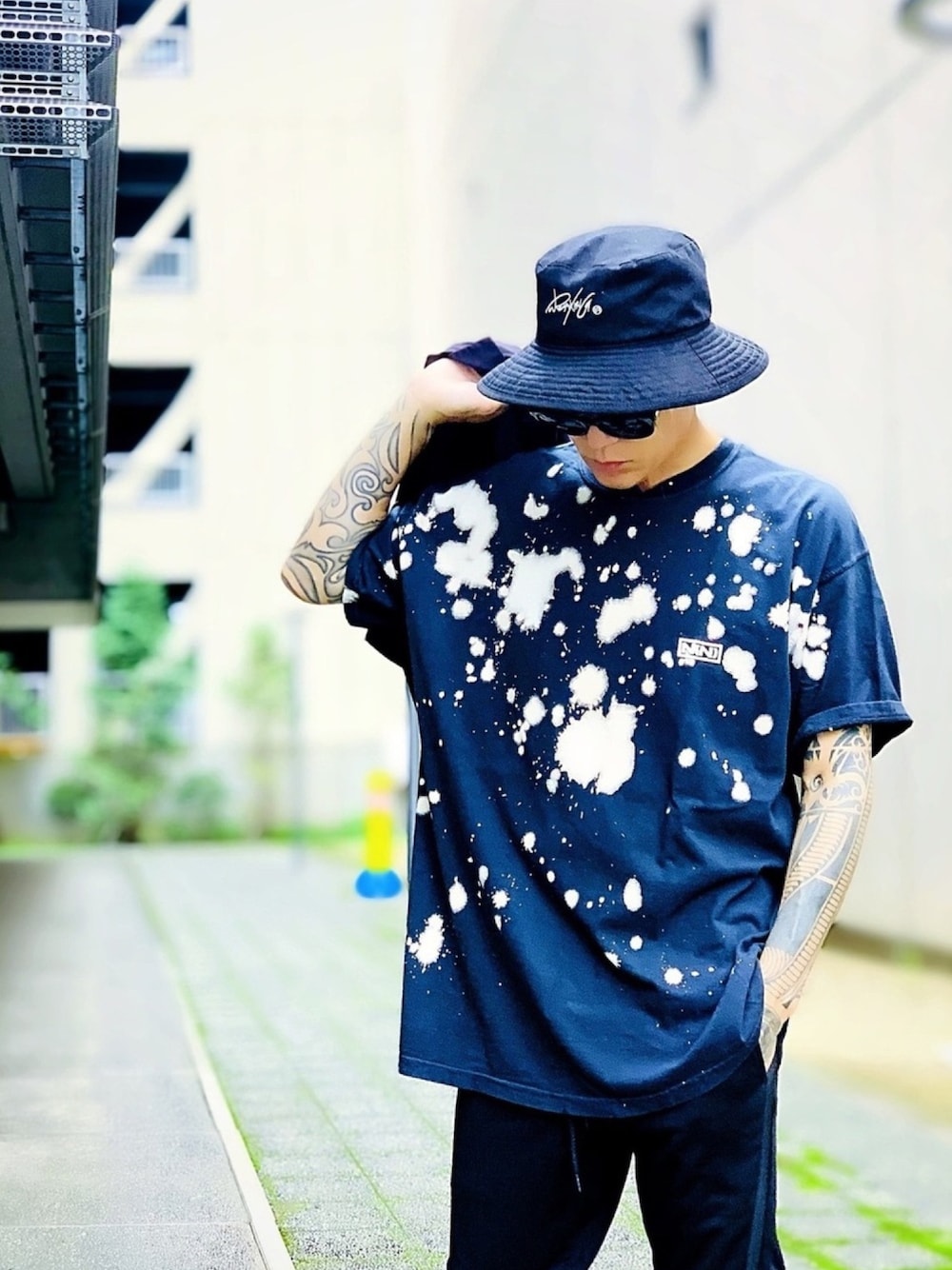「ブラックコーデ、ブラック、バケットハット、タイダイ柄、NUMBER (N)INE、スウェットパンツ、LIL VENDARS、ストリート、モード、ジョガーパンツ」｜「NUMBER (N)INEの【NUMBER (N)INE】《別注》スプラッシュブリーチ クルーネック Tシャツ（Tシャツ/カットソー、ブラック系）」を使った、TETUさん（メンズ・174cm）の秋コーディネートの1枚目の写真