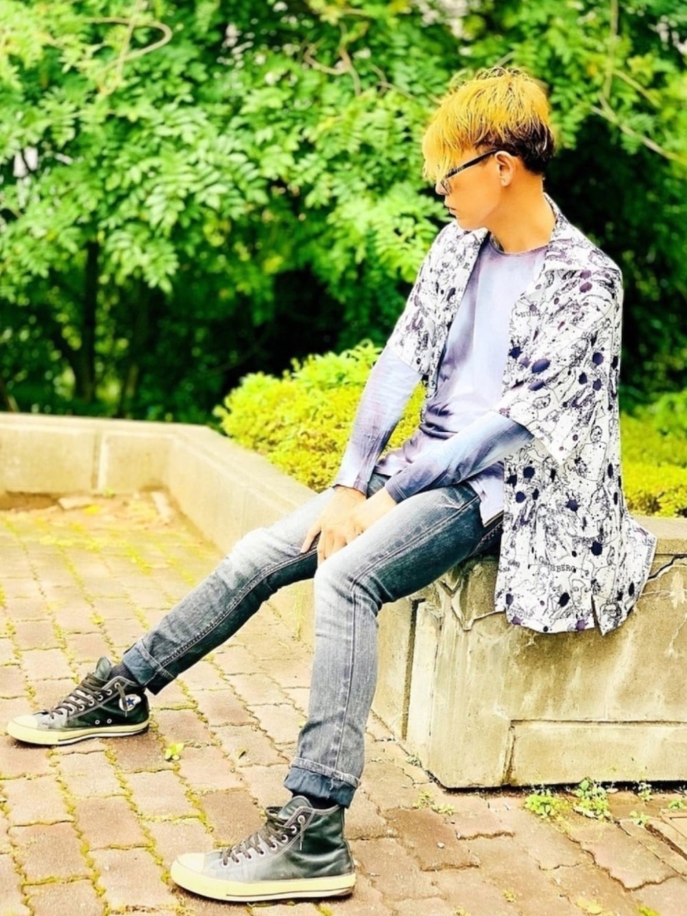 「デニムパンツ、デニム、スニーカー、コンバース、converse、柄シャツ、NUMBER (N)INE、レイヤードスタイル、ストリート、CASPER JOHN AIVER」｜「NUMBER (N)INEの【NUMBER (N)INE】《別注》グラフィッククロス ビッグオープンカラーシャツ（シャツ/ブラウス、ホワイト系）」を使った、TETUさん（メンズ・174cm）の秋コーディネートの1枚目の写真