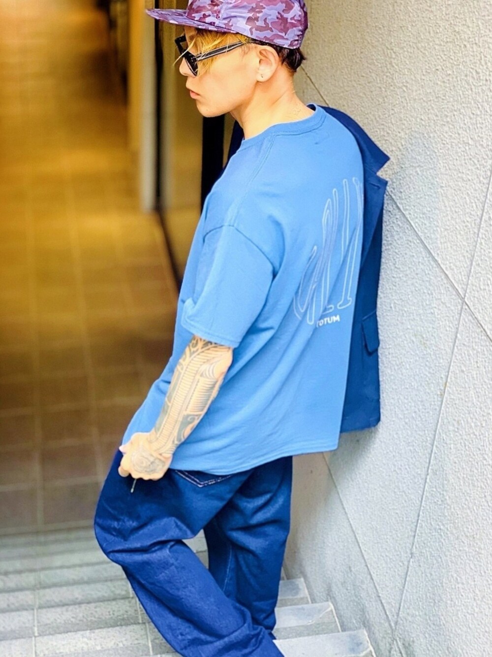 「デニムパンツ、デニム、ワイドデニム、ワイドパンツ、リーバイス、Levi's、ブルー、ネイビー、ジェットキャップ、ミリタリー」｜「VALLIS by FACTOTUMの【VALLIS by FACTOTUM】《別注》サークルロゴ バックステッチ刺繍 リラックスフィット クルーネックTシャツ（Tシャツ/カットソー、ブルー系）」を使った、TETUさん（メンズ・174cm）の秋コーディネートの1枚目の写真