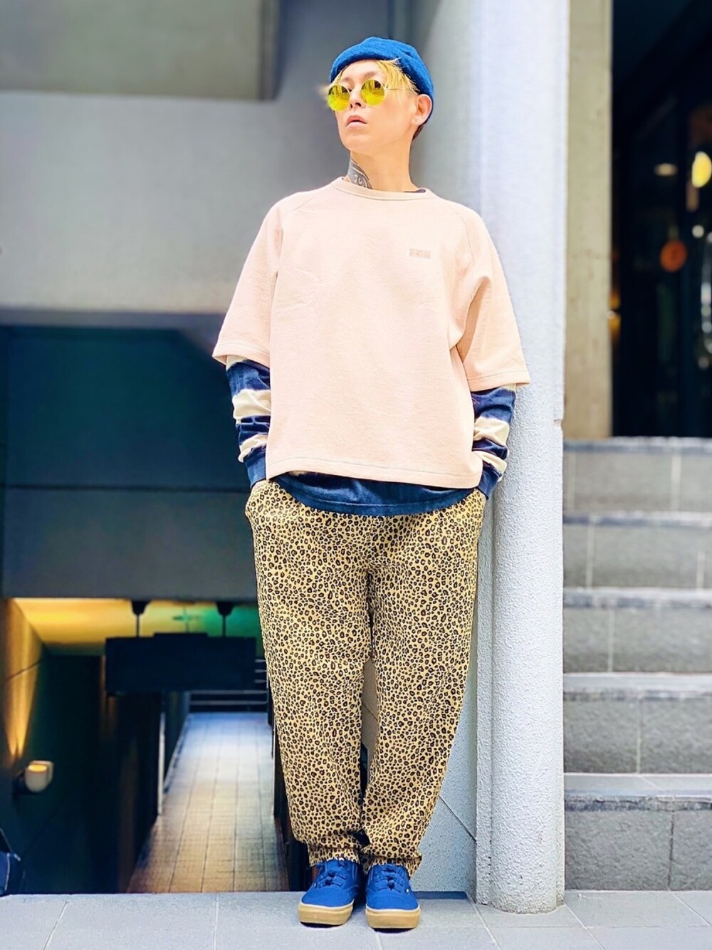 「オーバーサイズ、レイヤードスタイル、シェフパンツ、ひょう柄、レオパード、タイダイ柄、スニーカー、VANS、ストリート、ロールキャップ」｜「NUMBER (N)INEの【NUMBER (N)INE】《別注》ウェーブコットン ビッグシルエット ラグランスリーブ クルーネック  Tシャツ（Tシャツ/カットソー、ベージュ系）」を使った、TETUさん（メンズ・174cm）の秋コーディネートの1枚目の写真