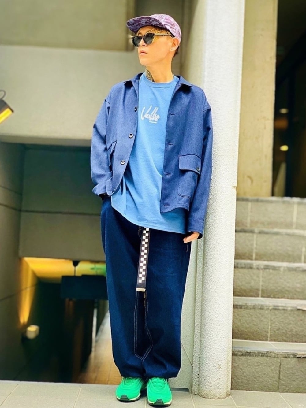 ブルー系のデニムパンツ、ブルー系のTシャツ/カットソー、ブルー系のブルゾンを着用したメンズの秋コーディネートの1枚目の写真