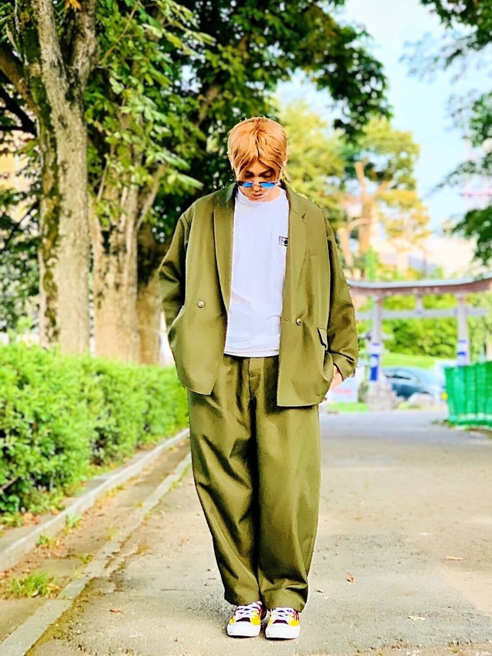 「セットアップ、FREAK’Ｓ STORE、オーバーサイズ、ワイドパンツ、カーキ、スニーカー、コンバース、NUMBER (N)INE、ロゴT、シンプル」｜「FREAK'S STOREの▽WEB限定 ビッグシルエット オーバーサイズ スタプレ ポリツイル セットアップ  ダブルジャケット/パンツ（テーラードジャケット、グリーン系）」を使った、TETUさん（メンズ・174cm）の秋コーディネートの1枚目の写真
