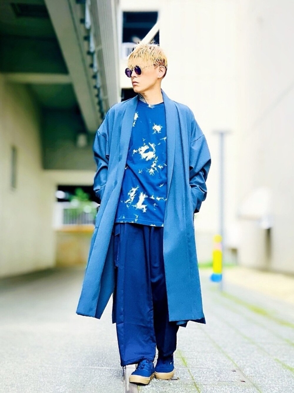 「ガウン、シンプルコーデ、タイダイ柄、ネイビー、ワイドパンツ、カーゴパンツ、ビッグシルエット、NUMBER (N)INE、スニーカー、VANS」｜「NUMBER (N)INEの【NUMBER (N)INE】《別注》2WAYストレッチ トロピカル マキシロング ルーズガウン / スプリングコート（その他アウター、ブルー系）」を使った、TETUさん（メンズ・174cm）の秋コーディネートの1枚目の写真