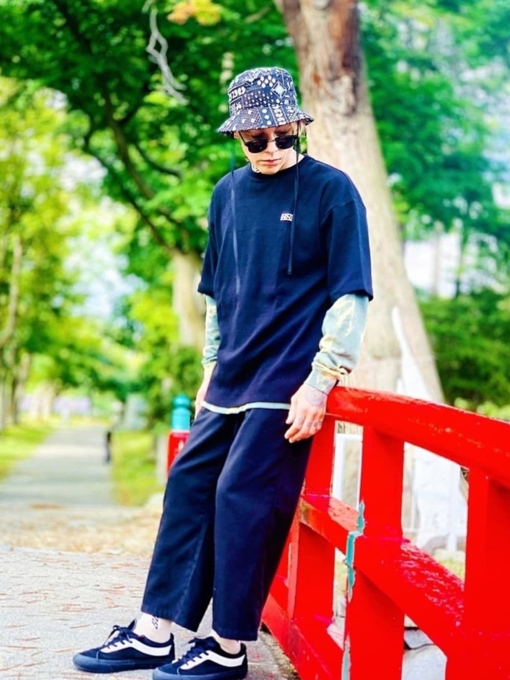 「ワイドパンツ、アンクルパンツ、スニーカー、VANS、バケットハット、オーバーサイズ、ロンT、レイヤードスタイル、タイダイ柄、バンダナ柄」｜「NUMBER (N)INEの【NUMBER (N)INE】《別注》ヘビーウェイト プレミアフライス N(N) ボックスロゴ 刺繍 クルーネック Tシャツ（Tシャツ/カットソー、ブラック系）」を使った、TETUさん（メンズ・174cm）の秋コーディネートの1枚目の写真