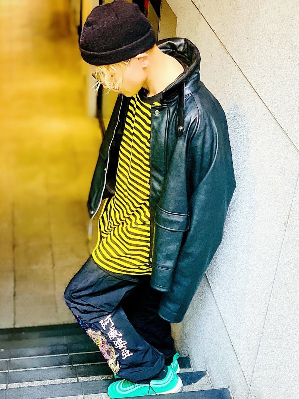 「レザージャケット、AIVER、オーバーサイズ、カーゴパンツ、GALFY、NIKE AIR MAX、ニット帽、ボーダートップス、ストリート、スニーカー」｜「AIVERのCASPER JOHN AIVER　ワイドヴィーガンレザージャケット（ライダースジャケット、ブラック系）」を使った、TETUさん（メンズ・174cm）の秋コーディネートの1枚目の写真