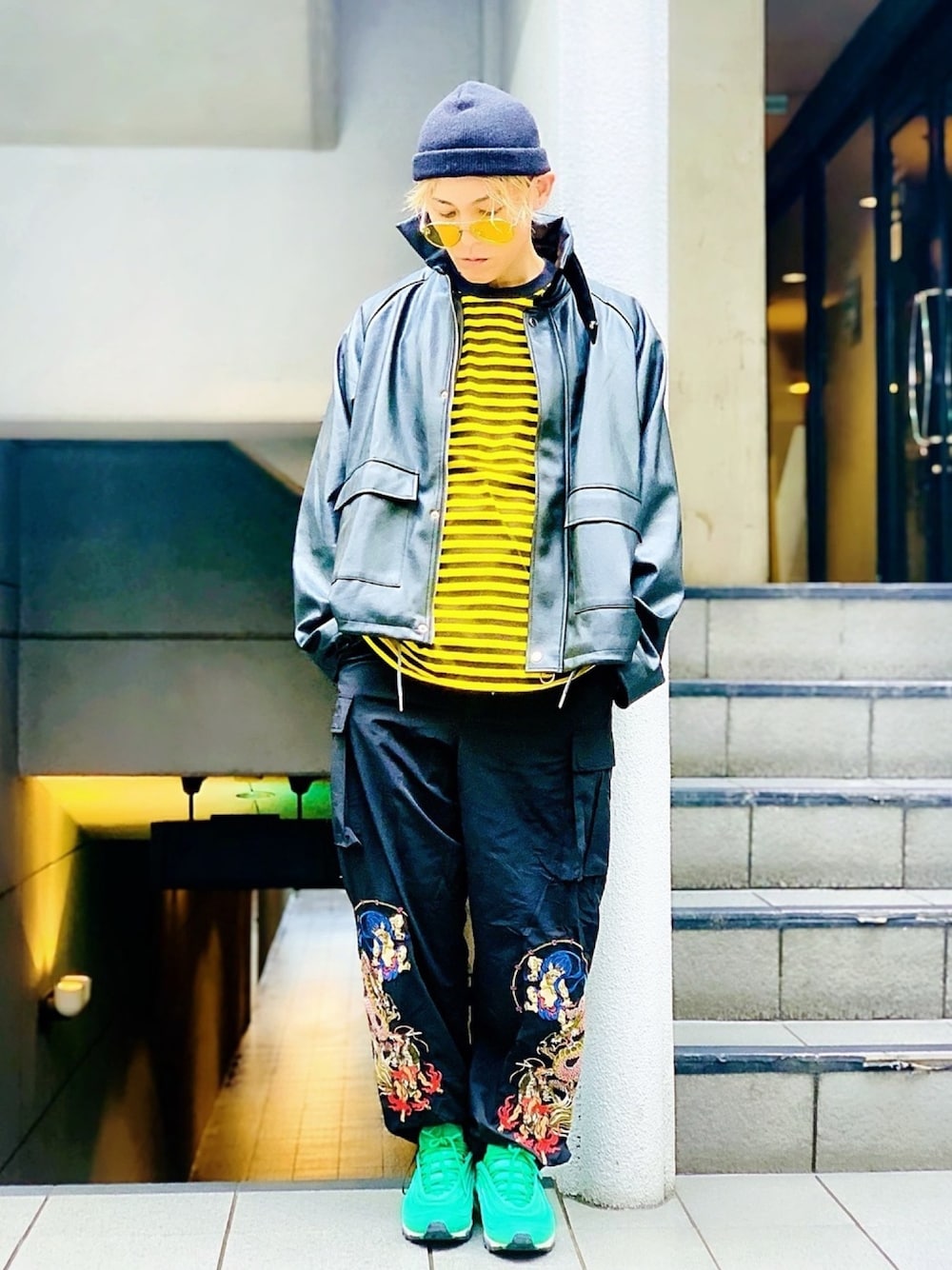 「カーゴパンツ、刺繍、GALFY、AIVER、レザージャケット、オーバーサイズ、ボーダートップス、ニット帽、NIKE、AIR MAX」｜「AIVERのCASPER JOHN AIVER　ワイドヴィーガンレザージャケット（ライダースジャケット、ブラック系）」を使った、TETUさん（メンズ・174cm）の秋コーディネートの1枚目の写真