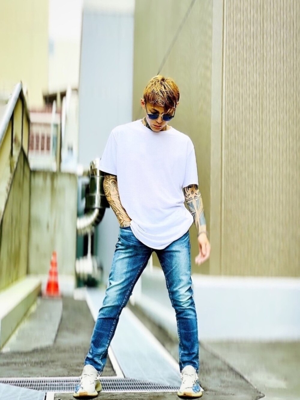 「シンプル、adidas、アディダス、デニム、デニムパンツ、白Tシャツ、relore、シルバーアクセサリー、LHME、LION HEART(LION HEART)」｜「RE:LOREの14.5oz Slim-fit Tapered Hyper Stretch Denim Jeans  Mid Blue　19S-201（デニムパンツ、その他）」を使った、TETUさん（メンズ・174cm）の夏コーディネートの1枚目の写真