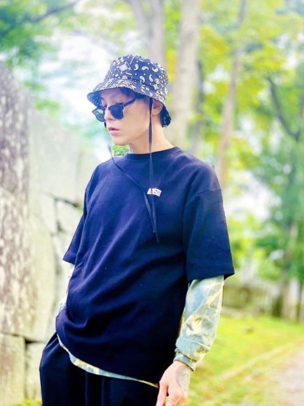 「オーバーサイズ、バケットハット、バンダナ柄、NUMBER (N)INE、CASPER JOHN AIVER、AIVER、ロンT、タイダイ柄、レイヤードスタイル、ストリート」｜「AIVERのコットンペイズリーバケットハット（ハット、ブラック系）」を使った、TETUさん（メンズ・174cm）の秋コーディネートの1枚目の写真