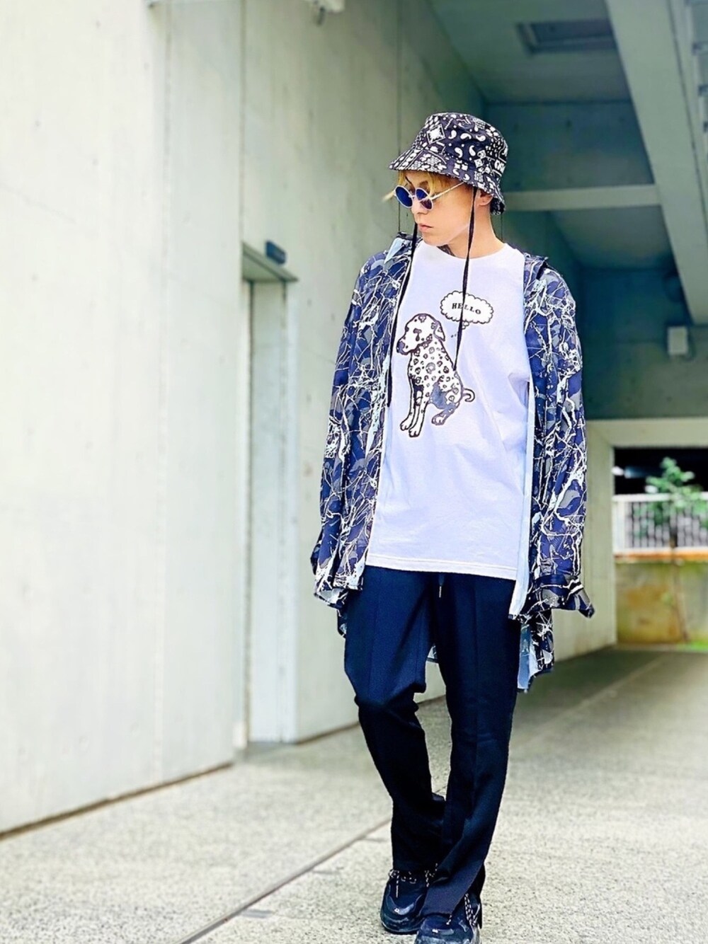 「柄シャツ、オーバーサイズ、ビッグシルエット、bias、バケットハット、NUMBER (N)INE、AIVER、フレアパンツ、ダッドスニーカー、BALENCIAGA」｜「NUMBER (N)INEの【NUMBER (N)INE】《別注》グラフィッククロス ビッグシルエット ロングシャツ（シャツ/ブラウス、グリーン系）」を使った、TETUさん（メンズ・174cm）の秋コーディネートの1枚目の写真