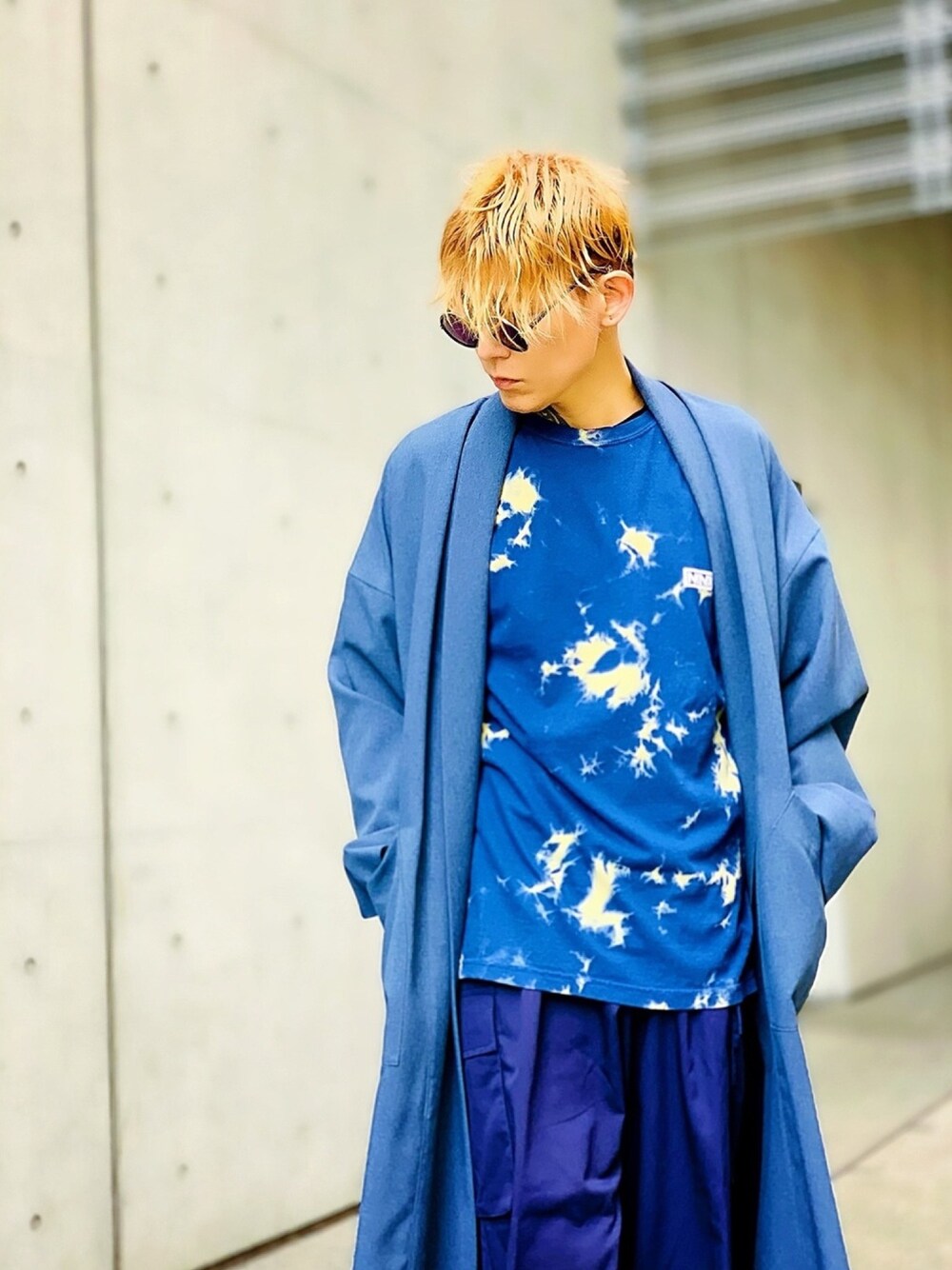 「カーゴパンツ、ガウン、タイダイ柄、オーバーサイズ、ビッグシルエット、ネイビー、NUMBER (N)INE、秋のコーデ、オトナカジュアル、コート」｜「NUMBER (N)INEの【NUMBER (N)INE】《別注》タイダイ & ブリーチ ボックスロゴプリント クルーネック Tシャツ（Tシャツ/カットソー、ブルー系）」を使った、TETUさん（メンズ・174cm）の秋コーディネートの1枚目の写真