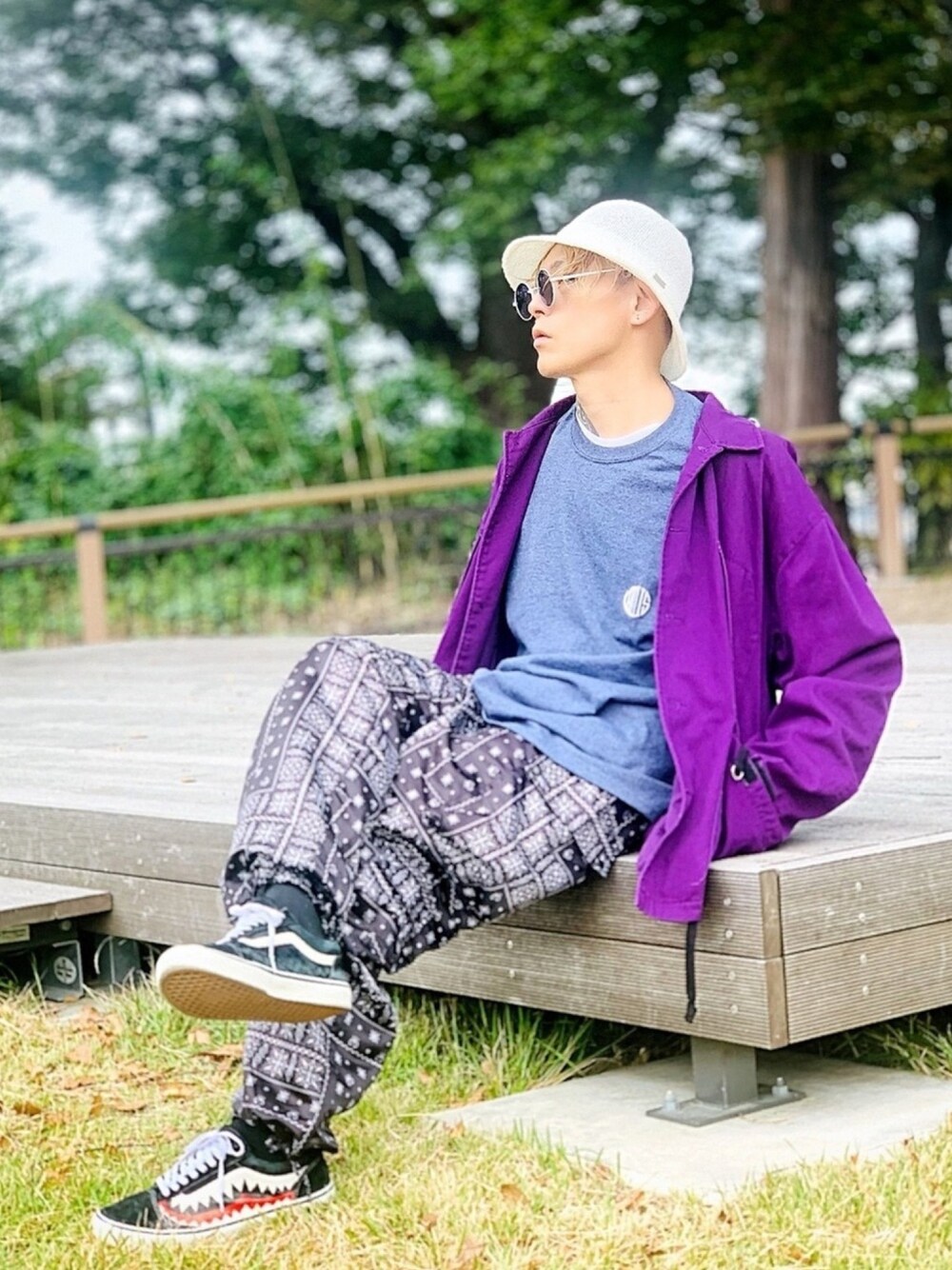 「ミリタリージャケット、パープル、バケットハット、バンダナ柄、カーゴパンツ、UNSELDs、ストリート、AIVER、スニーカー、VANS」｜「AIVERのCASPER JOHN AIVER　オーバーサイズミリタリーシャツジャケット（ミリタリージャケット、パープル系）」を使った、TETUさん（メンズ・174cm）の秋コーディネートの1枚目の写真