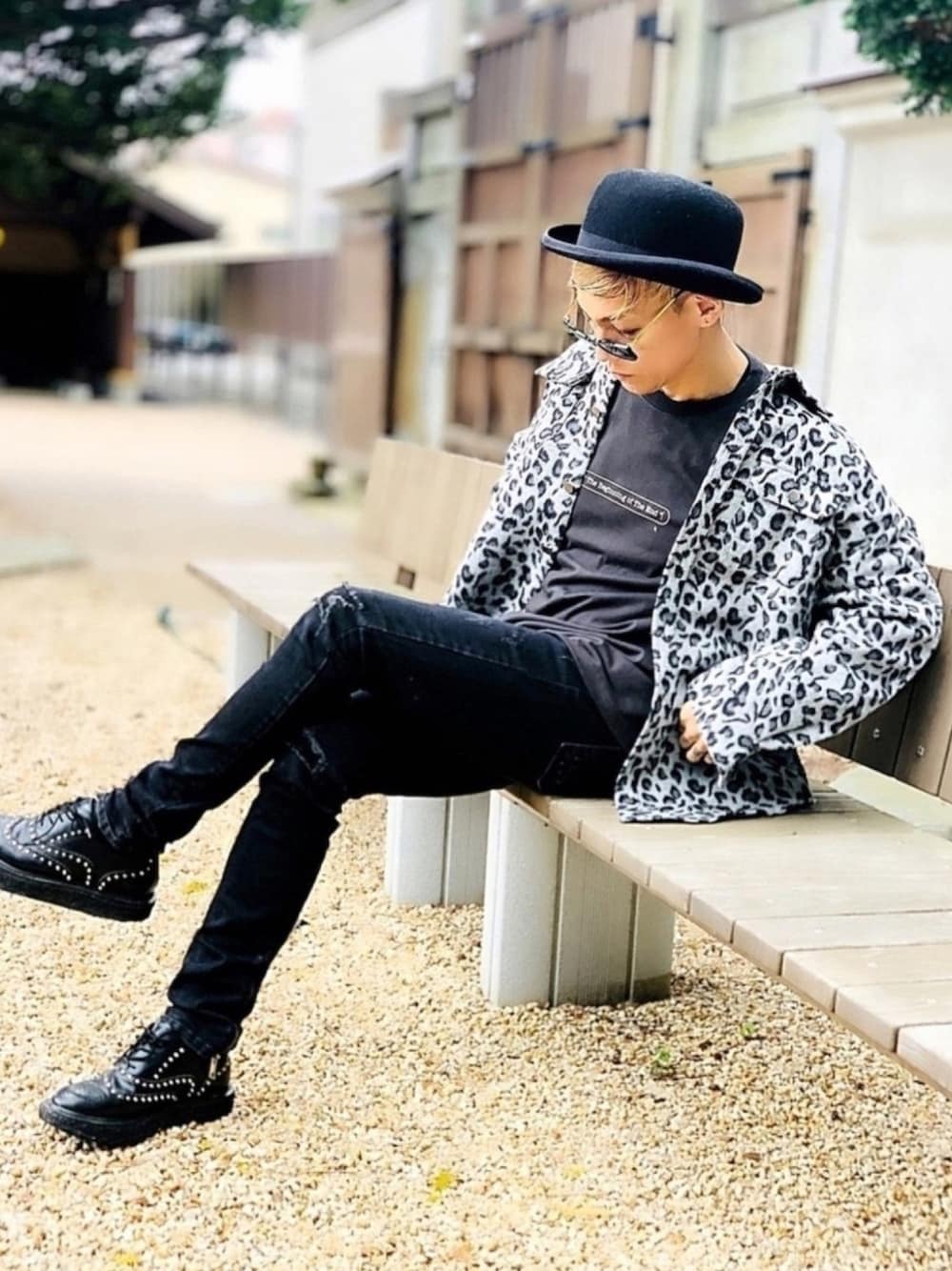 「デニムパンツ、ブラックデニム、CASPER JOHN AIVER、レオパード柄、ひょう柄、bayblo、ドレスシューズ、スタッズ、LHP、ストリート」｜「BAYBLOのレオパード柄オーバーサイズシャツジャケット(RMS)（シャツ/ブラウス、グレー系）」を使った、TETUさん（メンズ・174cm）の秋コーディネートの1枚目の写真