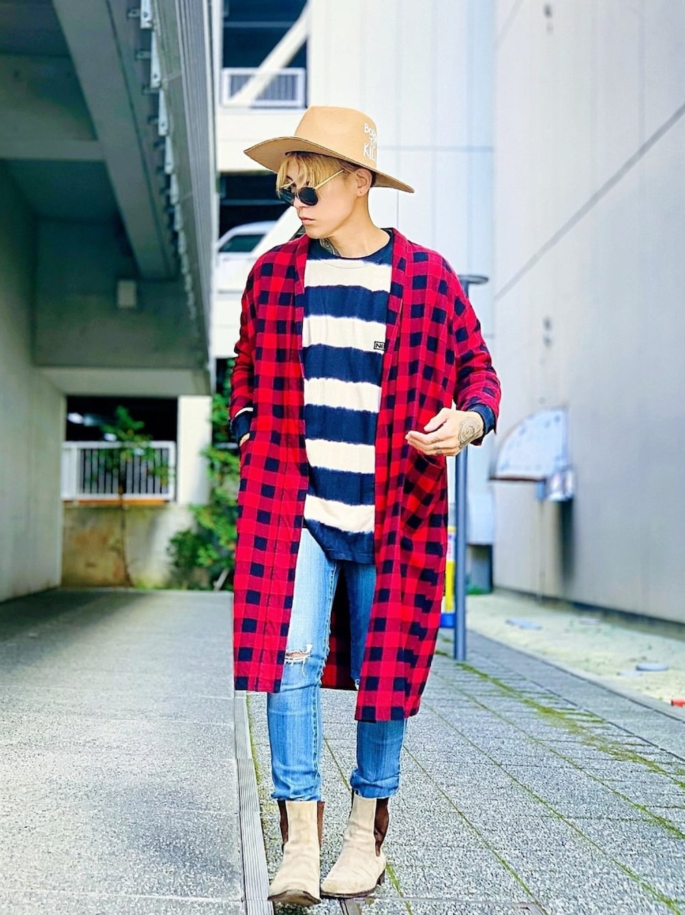 「ガウン、ガウンコート、チェック、チェックシャツ、ハット、デニムパンツ、スキニーデニム、サイドゴアブーツ、GUCCI、ボーダートップス」｜「NUMBER (N)INEの【NUMBER (N)INE】《別注》タイダイ ボーダー ボックスロゴ刺繍 クルーネック ロンT（Tシャツ/カットソー、ベージュ系）」を使った、TETUさん（メンズ・174cm）の秋コーディネートの1枚目の写真