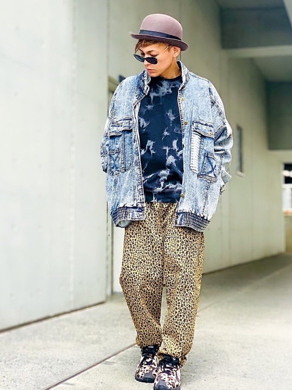 「デニムジャケット、ひょう柄、シェフパンツ、レオパード、スニーカー、adidas、トレーナー、タイダイ柄、NUMBER (N)INE、ストリート」｜「NUMBER (N)INEの【NUMBER (N)INE】《別注》ダークブリーチ ボックスロゴプリント クルーネック スウェットトレーナー（スウェット、ブラック系）」を使った、TETUさん（メンズ・174cm）の秋コーディネートの1枚目の写真
