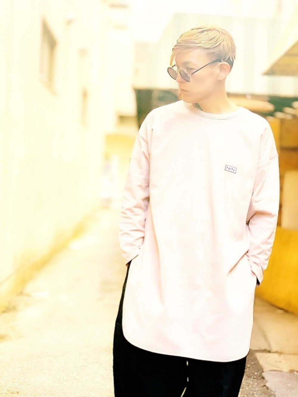 「ロング丈、ロンT、ロングTシャツ、ベージュ、NUMBER (N)INE、シンプル、きれいめカジュアル、秋冬コーデ、ラフ、ビッグシルエット」｜「NUMBER (N)INEの【NUMBER (N)INE】《別注》カラーステッチ ロングスリット ラウンドルーズロンT（Tシャツ/カットソー、ピンク系）」を使った、TETUさん（メンズ・174cm）の秋コーディネートの1枚目の写真