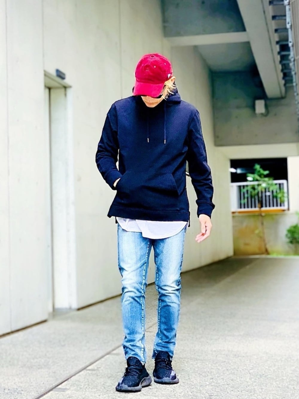 「relore、デニムパンツ、デニム、パーカー、レイヤードスタイル、スニーカー、yeezy、adidas、ストリート、NEWERA」｜「RE:LOREのPullover Side Zip Hooded Sweatshirt BLK　19S-103（パーカー、その他）」を使った、TETUさん（メンズ・174cm）の秋コーディネートの1枚目の写真