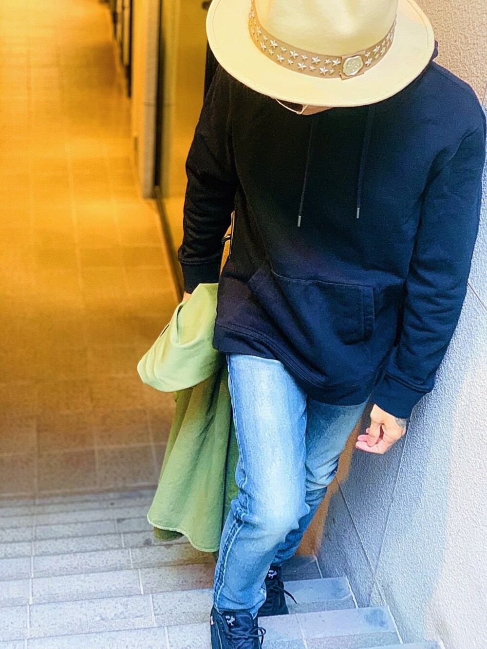 「デニム、デニムパンツ、relore、パーカー、シンプルコーデ、ハット、マウンテンハット、ストリート、VANS、スニーカー」｜「RE:LOREのPullover Side Zip Hooded Sweatshirt BLK　19S-103（パーカー、その他）」を使った、TETUさん（メンズ・174cm）の秋コーディネートの1枚目の写真