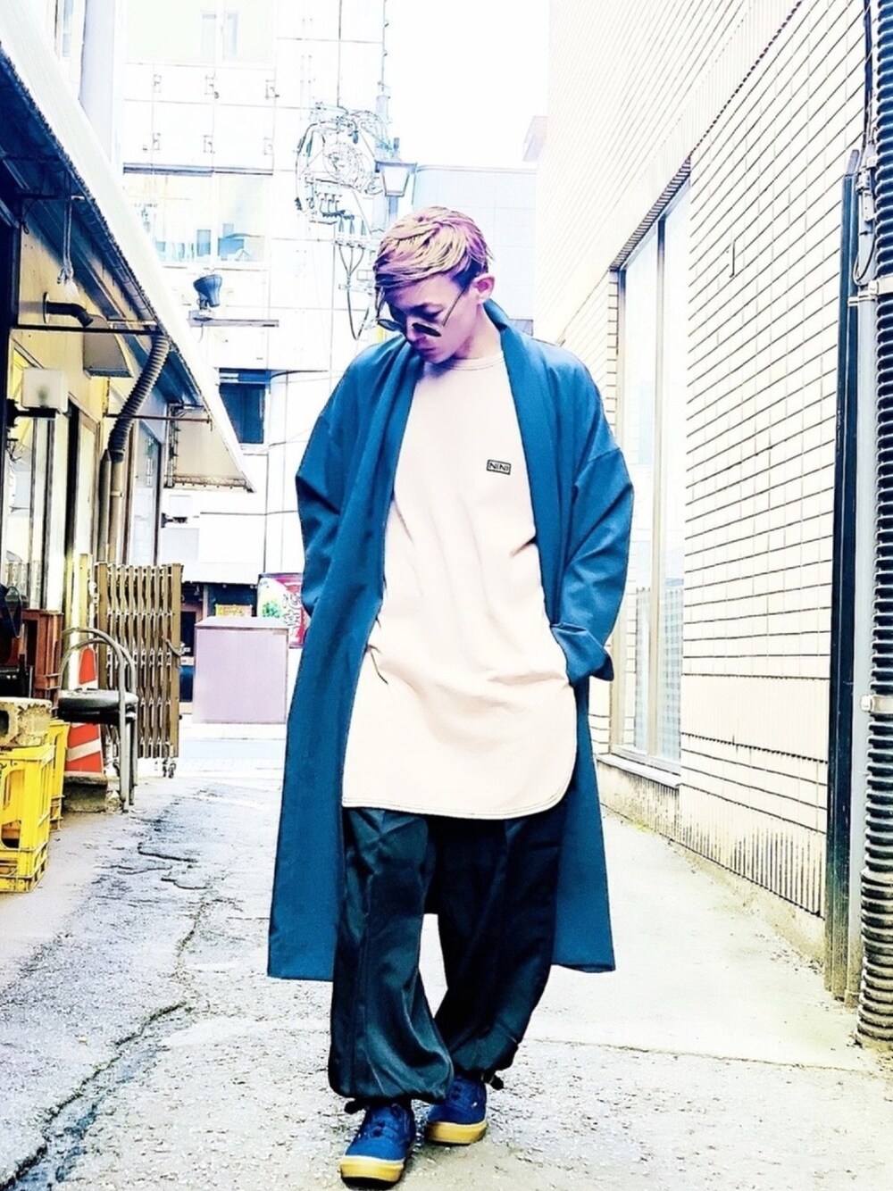 「コート、着物、バルーンパンツ、ロング丈、NUMBER (N)INE、スニーカー、VANS、モード、きれいめカジュアル、シンプル」｜「NUMBER (N)INEの【NUMBER (N)INE】《別注》2WAYストレッチ トロピカル マキシロング ルーズガウン / スプリングコート（その他アウター、ブルー系）」を使った、TETUさん（メンズ・174cm）の秋コーディネートの1枚目の写真