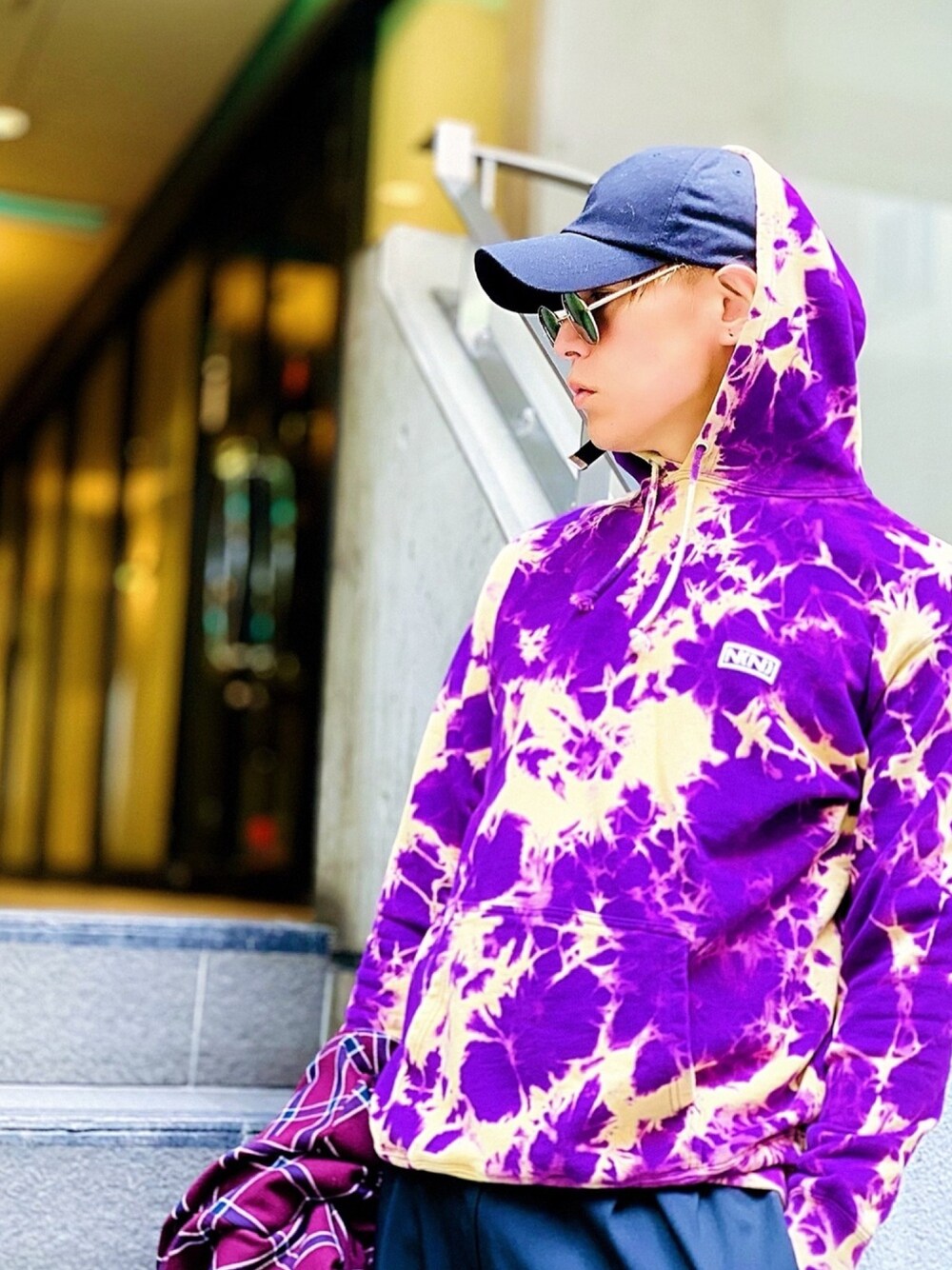 「パーカー、キャップ、ストリート、パープル、タイダイ柄、タイダイ、NUMBER (N)INE、オーバーサイズ、秋冬コーデ、ストリートMIX」｜「NUMBER (N)INEの【NUMBER (N)INE】《別注》ダークブリーチ ボックスロゴプリント スウェット プルオーバーパーカー（パーカー、パープル系）」を使った、TETUさん（メンズ・174cm）の秋コーディネートの1枚目の写真