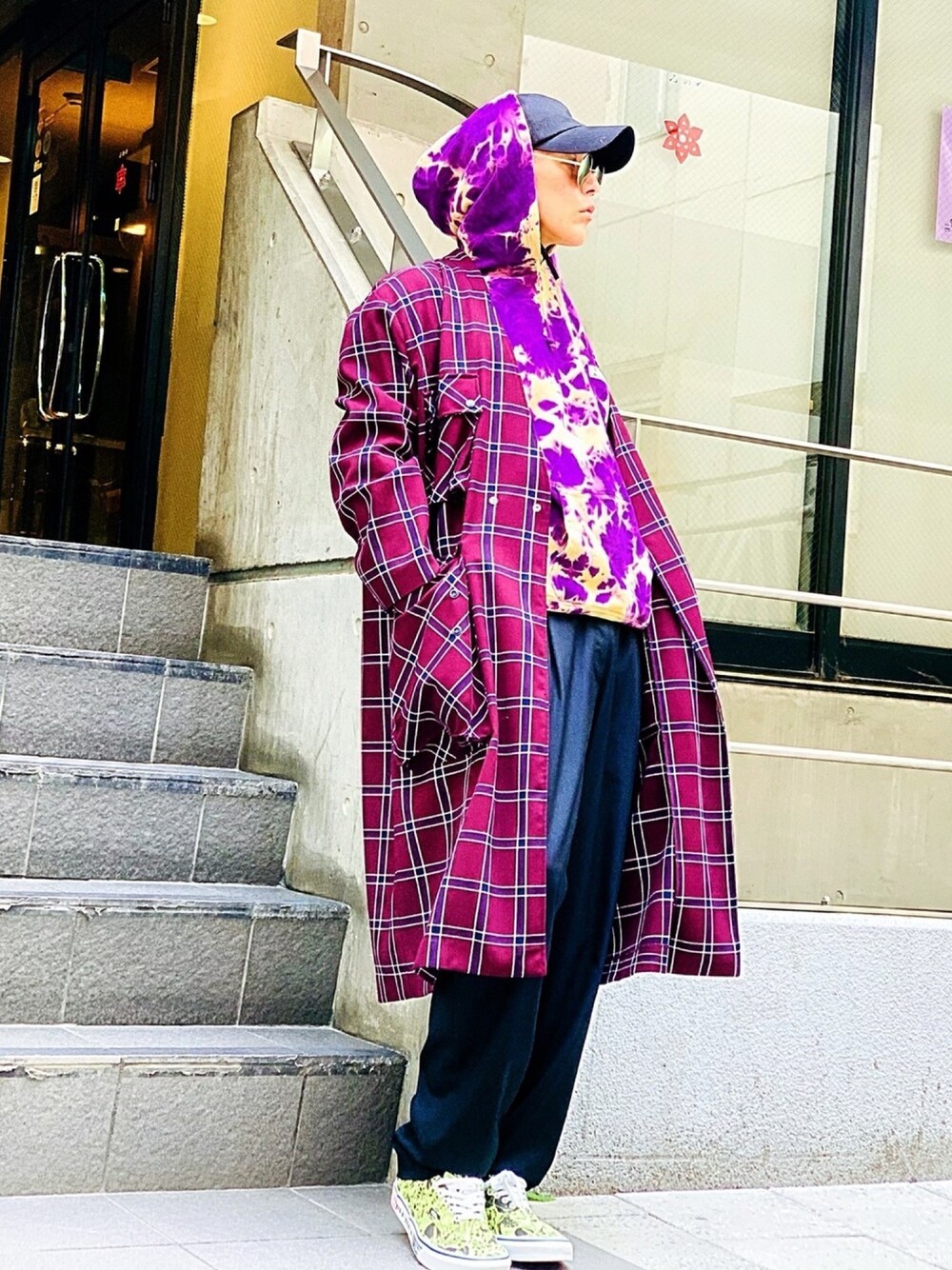 「チェックコート、チェック、オーバーサイズ、ノーカラーコート、LHP、ワイドパンツ、パーカー、タイダイ柄、スニーカー、VANS」｜「L.H.P Private BrandのLHPoriginal/エルエイチピーオリジナル/【web限定】オーバーサイズ ノーカラーステンカラーコート（ステンカラーコート、レッド系）」を使った、TETUさん（メンズ・174cm）の秋コーディネートの1枚目の写真