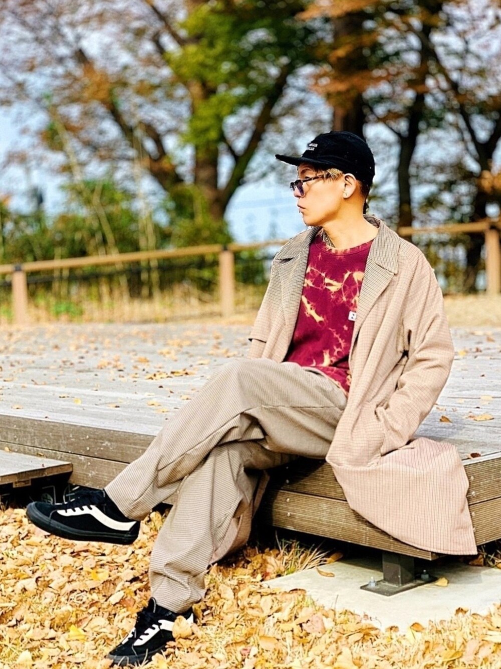 「トレンチコート、チェック、チェックパンツ、シェフパンツ、ベージュ、タイダイ柄、ゆるコーデ、スニーカー、VANS、CASPER JOHN AIVER」｜「AIVERのCASPER JOHN AIVER　OVERSIZED RAGLAN TRENCH COAT（トレンチコート、ブラウン系）」を使った、TETUさん（メンズ・174cm）の秋コーディネートの1枚目の写真