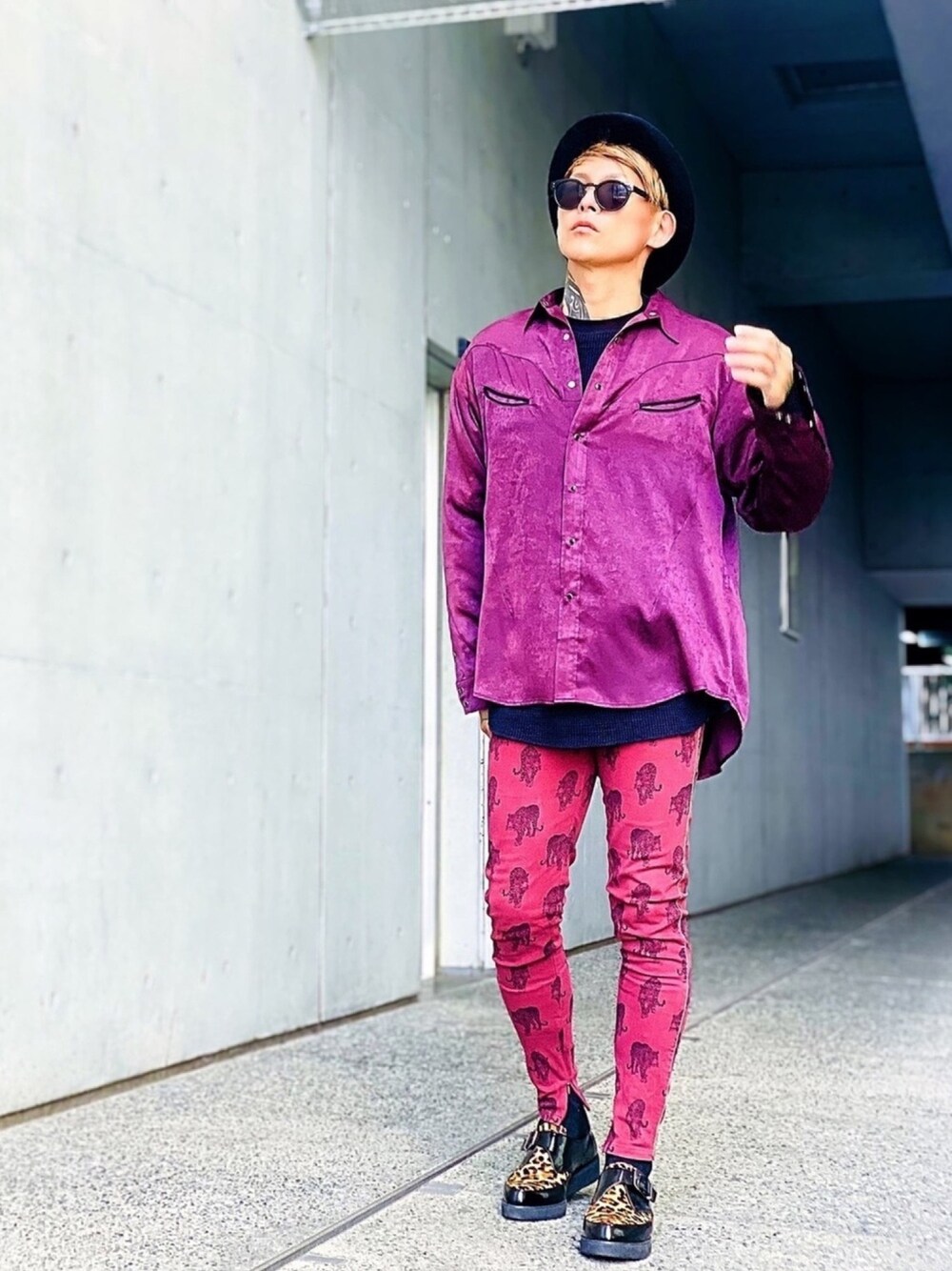 「スキニーパンツ、ZARA、ウエスタンシャツ、パープル、レイヤードスタイル、NUMBER (N)INE、シャツスタイル、レオパード、ひょう柄、ドレスシューズ」｜「NUMBER (N)INEの【NUMBER (N)INE】《別注》ヴィンテージサテン ウエスタンデザインシャツ（シャツ/ブラウス、レッド系）」を使った、TETUさん（メンズ・174cm）の秋コーディネートの1枚目の写真