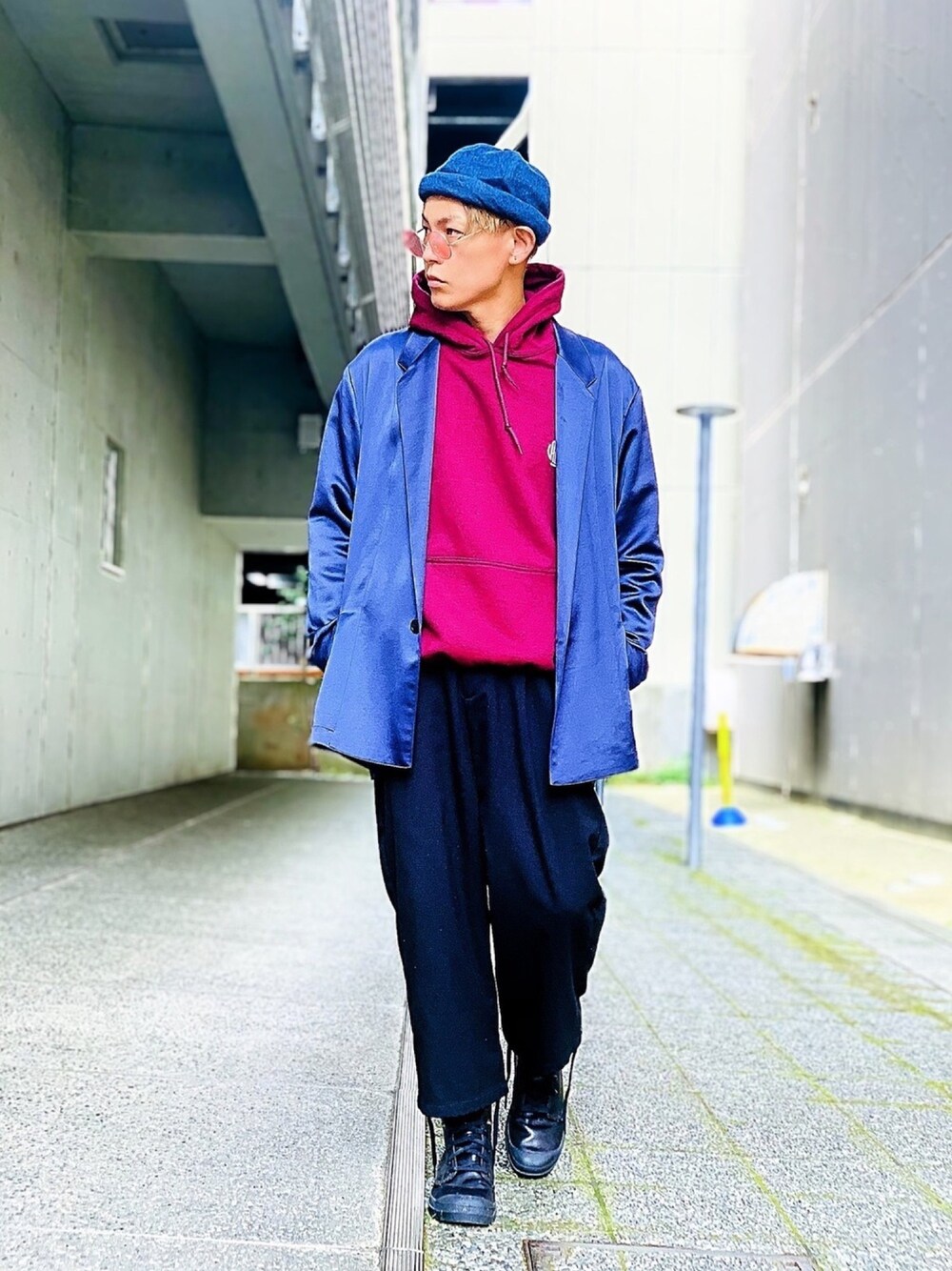 「スニーカー、ブーツ、PALLADIUM、ワイドパンツ、パーカー、オーバーサイズ、ビッグシルエット、テーラードジャケット、NUMBER (N)INE、ストリート」｜「NUMBER (N)INEの【NUMBER (N)INE】《別注》ヴィンテージドレープサテン ラペルビッグジャケット / テーラードジャケット（テーラードジャケット、ブルー系）」を使った、TETUさん（メンズ・174cm）の冬コーディネートの1枚目の写真