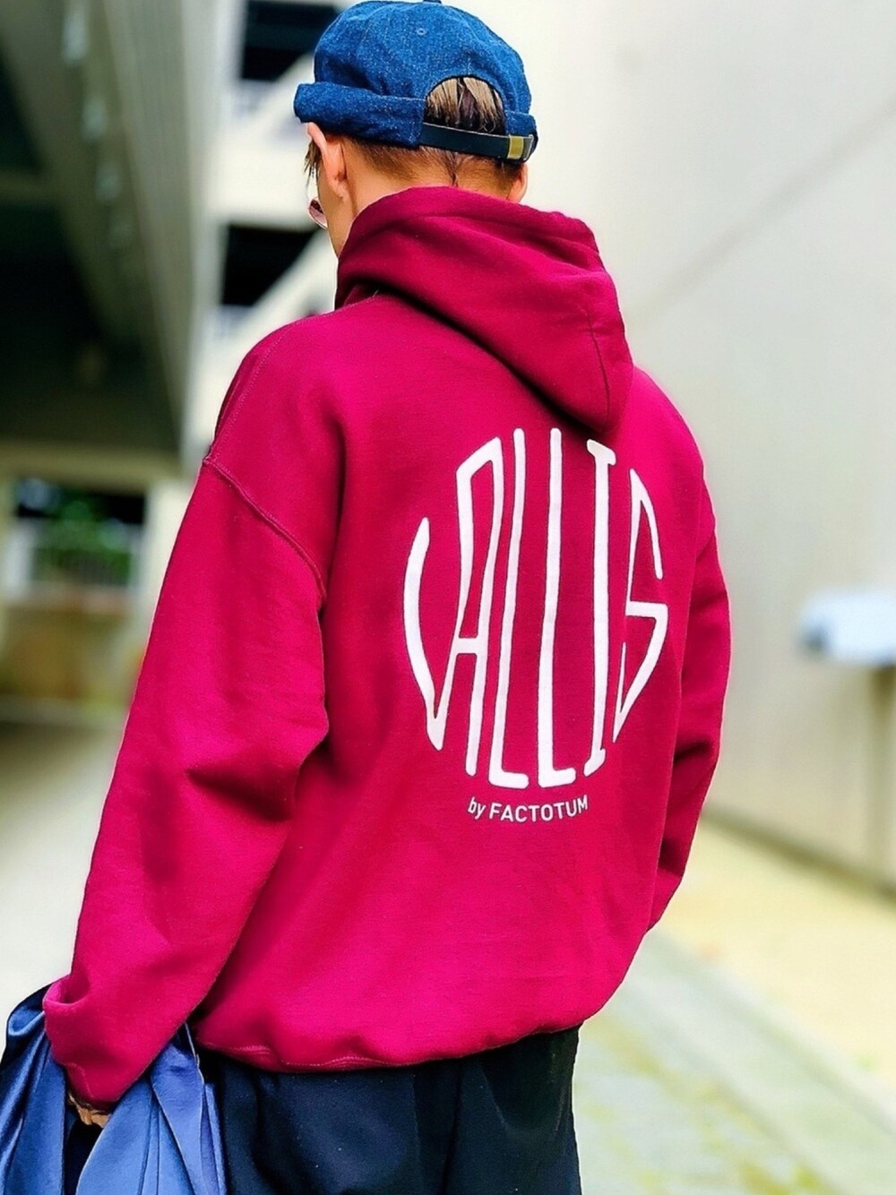 「VALLIS by FACTOTUM、パーカー、オーバーサイズ、ビッグシルエット、ワインレッド、ボルドー、ローキャップ、ストリート、バックプリント、バックスタイル」｜「VALLIS by FACTOTUMの【VALLIS by FACTOTUM】《別注》サークルロゴ バックプリント ヘビーソフト スウェット プルオーバー フーディー / パーカー（パーカー、レッド系）」を使った、TETUさん（メンズ・174cm）の冬コーディネートの1枚目の写真