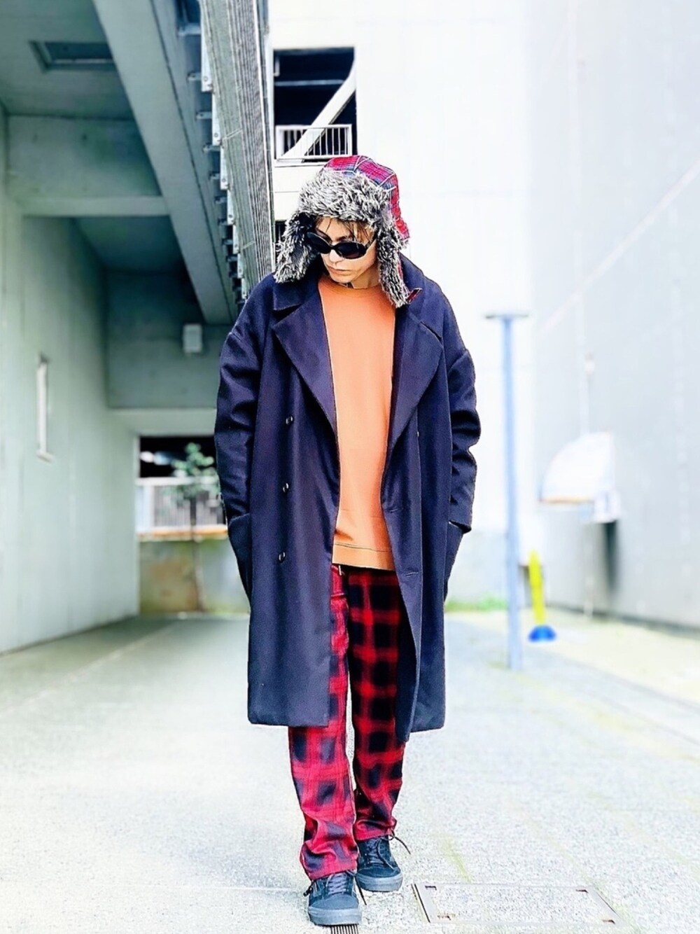 「フライトキャップ、チェック、チェックパンツ、AIVER、オーバーサイズ、ビッグシルエット、ストリート、コート、カートコバーン、ロングコート」｜「AIVERのCASPER JOHN AIVER　ドローコードチェックイージーパンツ（その他パンツ、レッド系）」を使った、TETUさん（メンズ・174cm）の冬コーディネートの1枚目の写真