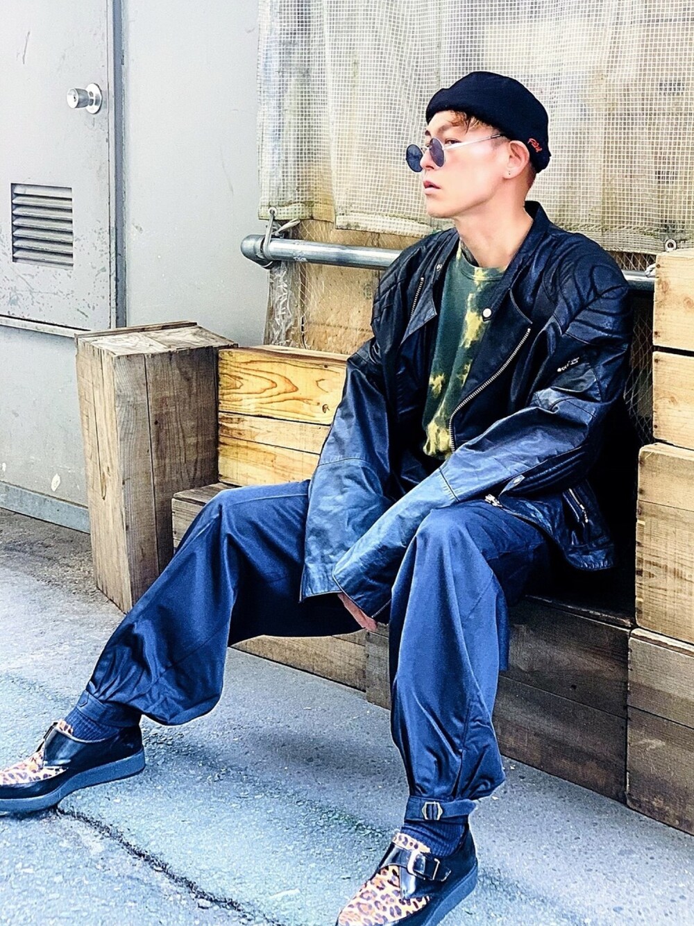 「モード、レザージャケット、ライダース、オーバーサイズ、バルーンパンツ、ストリート、オールブラック、作業着、ロールキャップ、タイダイ柄」｜「CANNABIS LADIESのOFF SCHOOL OFF-005 ライダースJACKET（ライダースジャケット、ブラック系）」を使った、TETUさん（メンズ・174cm）の冬コーディネートの1枚目の写真