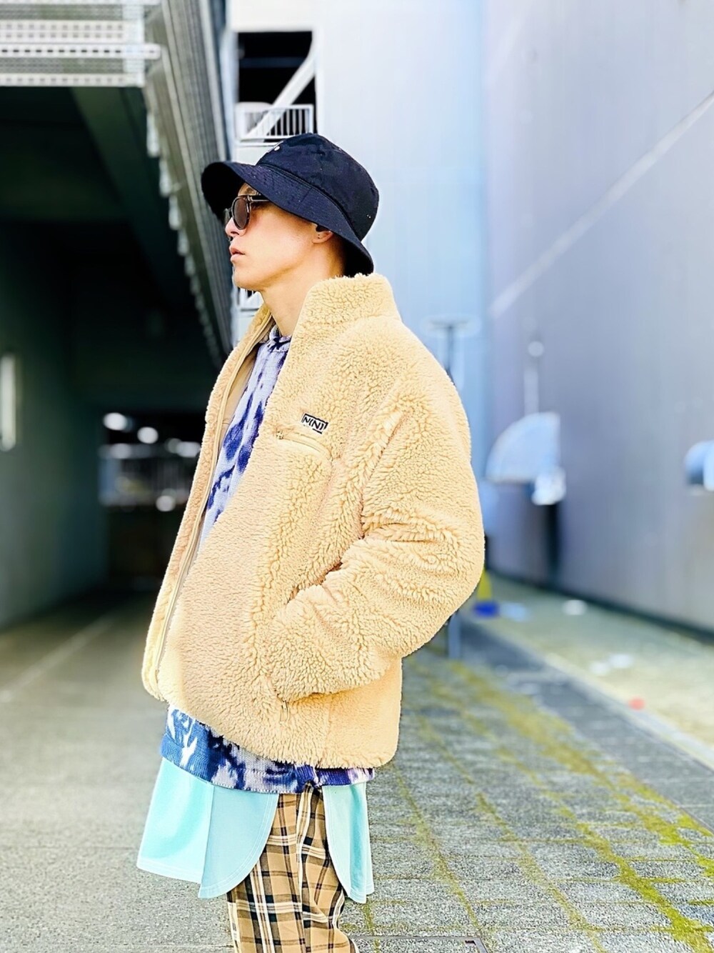 「チェックパンツ、ボアジャケット、ベージュ、オーバーサイズ、レイヤードスタイル、バケットハット、ストリート、NUMBER (N)INE、フレアパンツ、タイダイ柄」｜「NUMBER (N)INEの【NUMBER (N)INE】《別注》ビッグシルエット ボリューム ボア フリース ジップアップ ブルゾン（ブルゾン、ベージュ系）」を使った、TETUさん（メンズ・174cm）の冬コーディネートの1枚目の写真