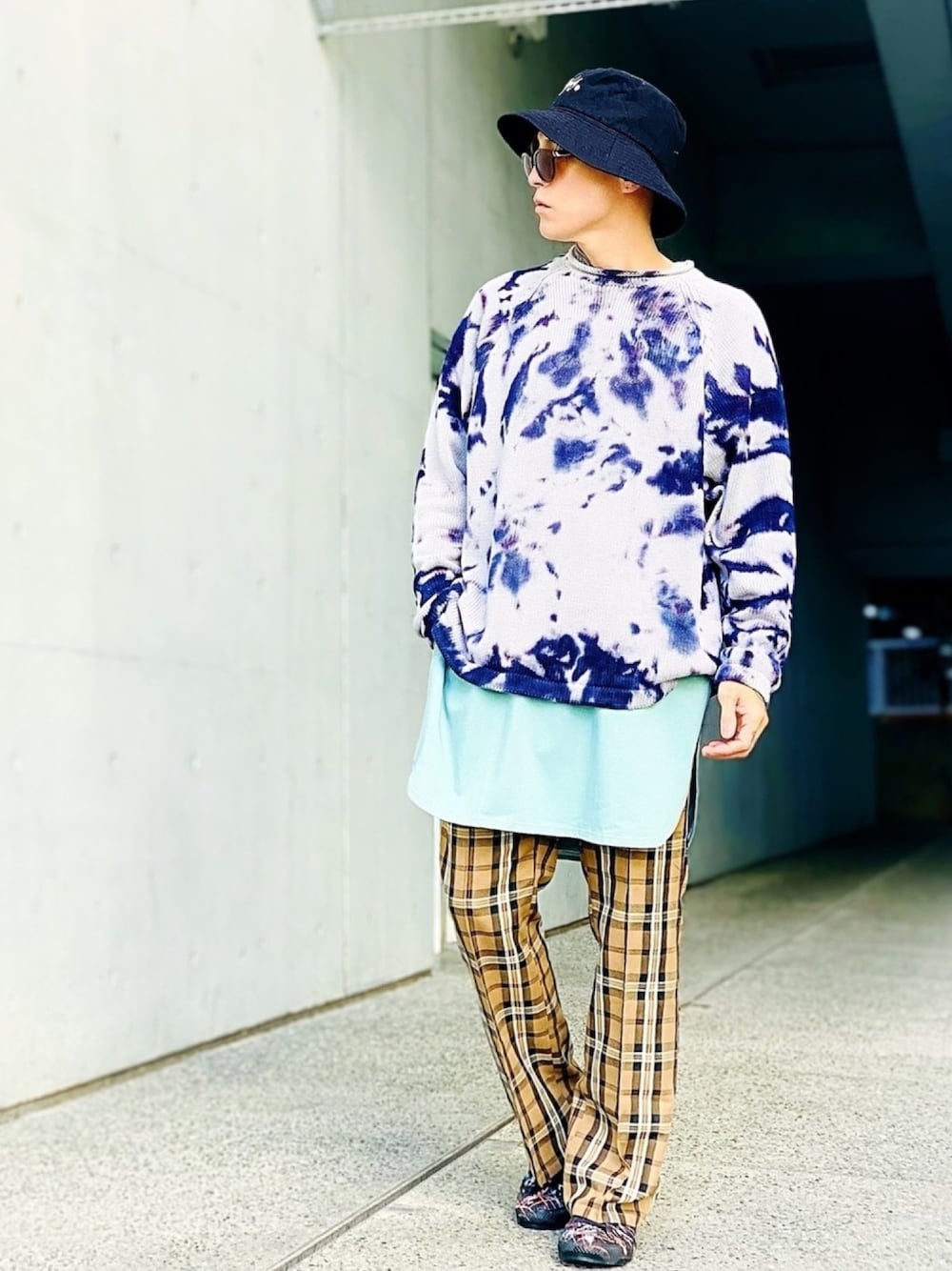 「タイダイ柄、タイダイ、ニット、バケットハット、レイヤードスタイル、チェックパンツ、フレアパンツ、ストリート、NUMBER (N)INE、コンバース」｜「NUMBER (N)INEの【NUMBER (N)INE】《別注》カラーステッチ ロングスリット ラウンドルーズロンT（Tシャツ/カットソー、グリーン系）」を使った、TETUさん（メンズ・174cm）の冬コーディネートの1枚目の写真