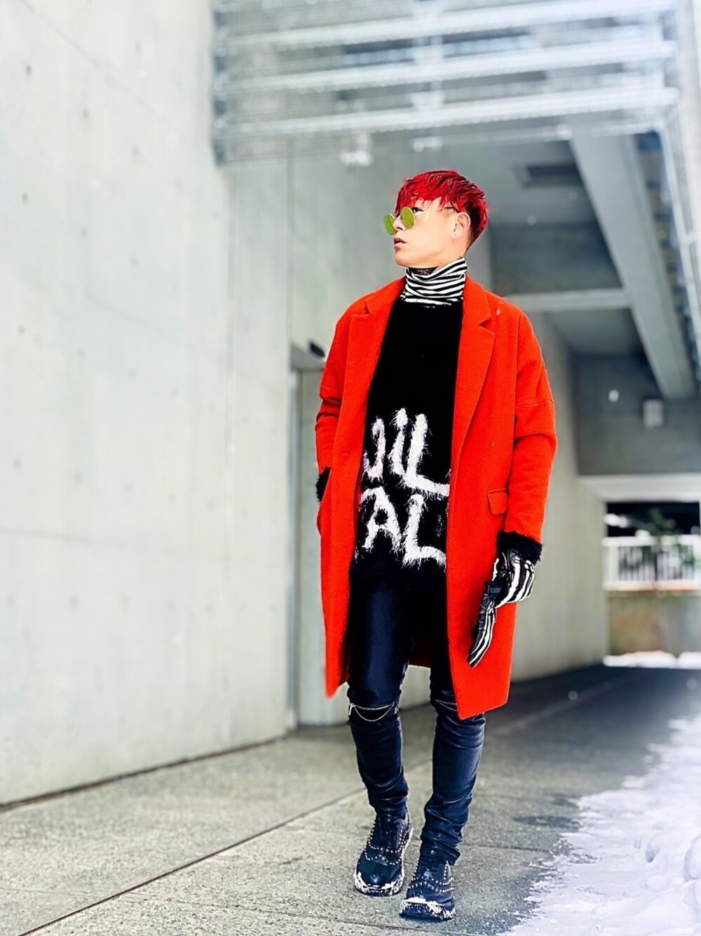 「レザー、レザーパンツ、タートルネック、チェスターコート、赤、赤×黒、ラバーソール、シャギーニット、あけましておめでとうございます！、元旦」｜「KBFのKBF　BIGチェスターコート（チェスターコート、レッド系）」を使った、TETUさん（メンズ・174cm）の冬コーディネートの1枚目の写真