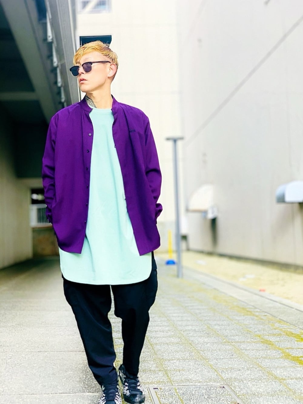 「カットソー、ロング丈、シャツスタイル、スタンドカラー、カーゴパンツ、スニーカー、converse、シンプル、オトナカジュアル、NUMBER (N)INE」｜「NUMBER (N)INEの【NUMBER (N)INE】《別注》カラーステッチ ロングスリット ラウンドルーズロンT（Tシャツ/カットソー、グリーン系）」を使った、TETUさん（メンズ・174cm）の冬コーディネートの1枚目の写真