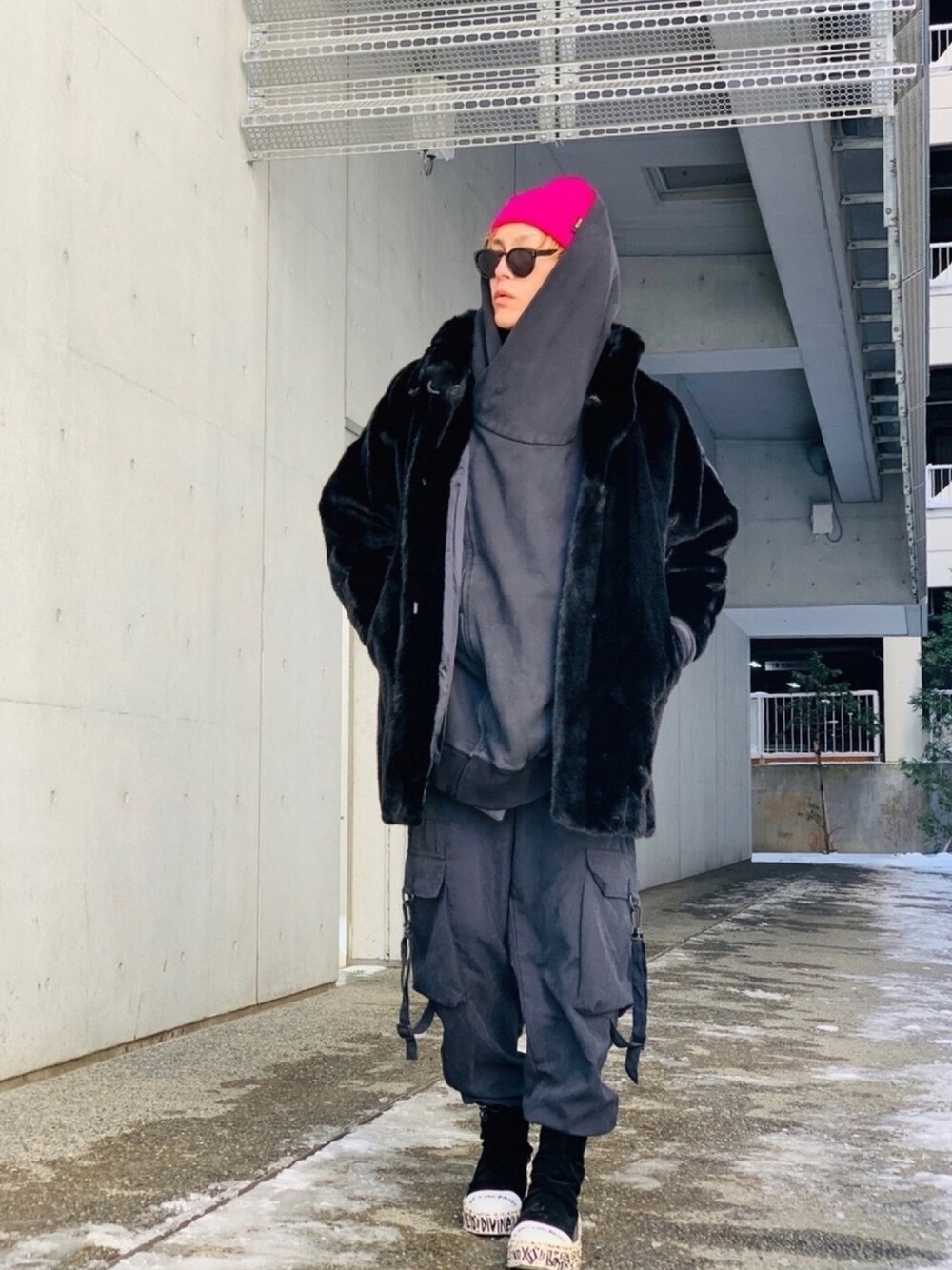 「ブラックコーデ、カーゴパンツ、パーカー、オーバーサイズ、ファーコート、ストリート、ニット帽、ファー、ビッグシルエット、黒」｜「neosの【neos -addictive design-】ルーズシルエット ピーチスキン 2WAY アンクル ジョガー カーゴ ミリタリー パンツ（カーゴパンツ、ブラック系）」を使った、TETUさん（メンズ・174cm）の冬コーディネートの1枚目の写真