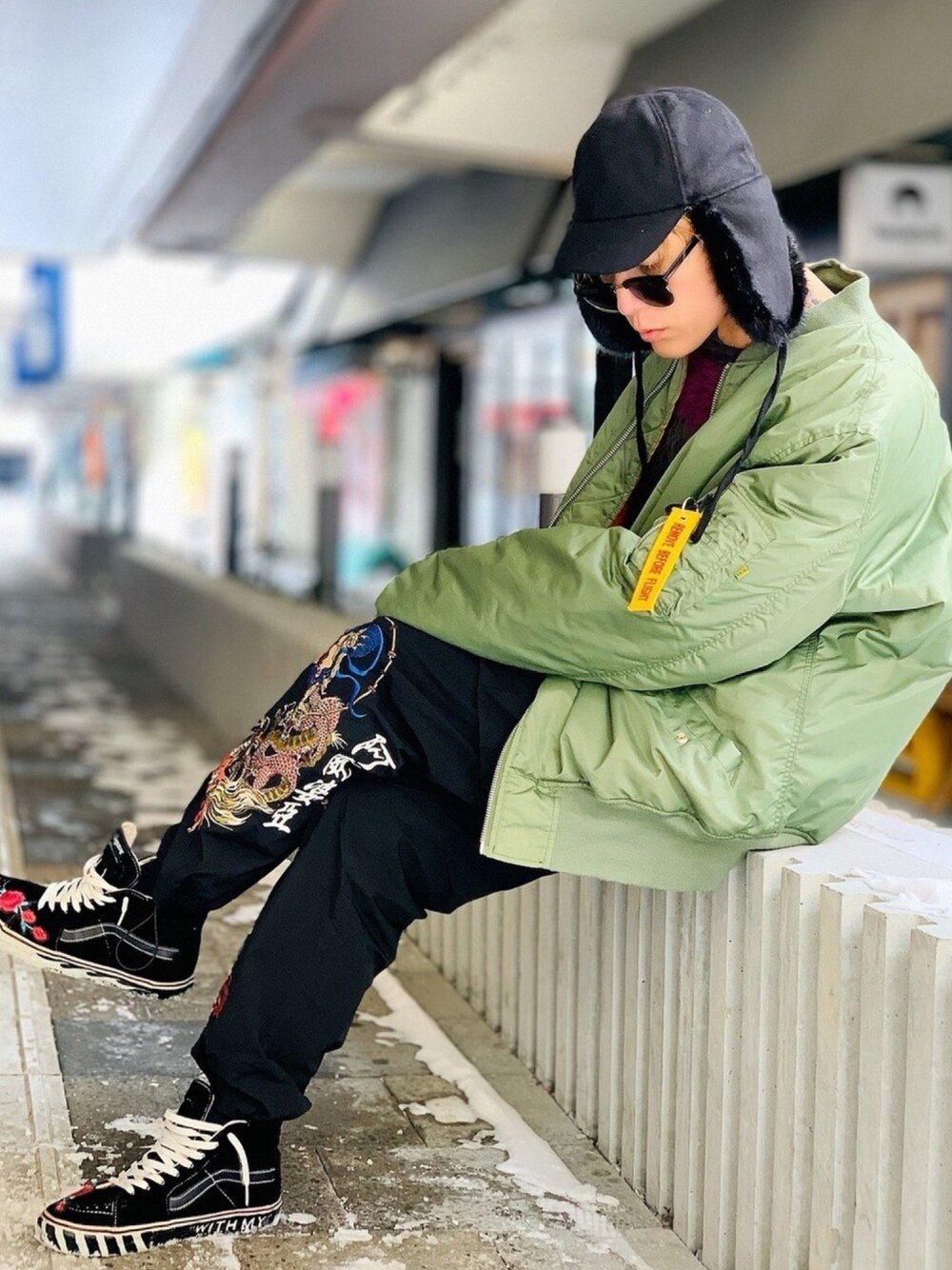 「カーゴパンツ、スニーカー、VANS、ストリート、MA-1、フライトキャップ、オーバーサイズ、ビッグシルエット、ボーダーニット、NUMBER (N)INE」｜「GALFYのGALFY×AIVER　”YABAI阿威婆亜”カーゴパンツ（カーゴパンツ、ブラック系）」を使った、TETUさん（メンズ・174cm）の冬コーディネートの1枚目の写真