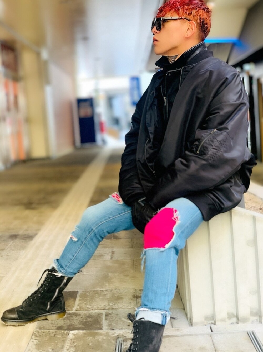 「クラッシュデニム、ブーツ、Dr.Martens、デニムパンツ、MA-1、ライダースジャケット、ストリート、シンプル、アウターONアウター、私の推しブランド」｜「unrelaxingのスーパーオーバーサイズビッグMA-1（MA-1、ブラック系）」を使った、TETUさん（メンズ・174cm）の冬コーディネートの1枚目の写真