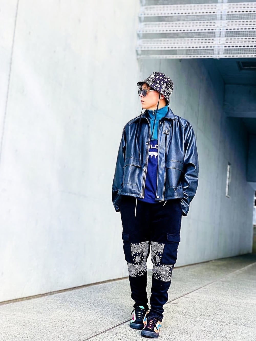 「レザージャケット、バケットハット、カーゴパンツ、バンダナ柄、ストリート、スニーカー、VANS、ビックシルエット、フリース、AIVER」｜「AIVERのCASPER JOHN AIVER　FLEECE CARGO BONDAGE PT（カーゴパンツ、その他）」を使った、TETUさん（メンズ・174cm）の冬コーディネートの1枚目の写真